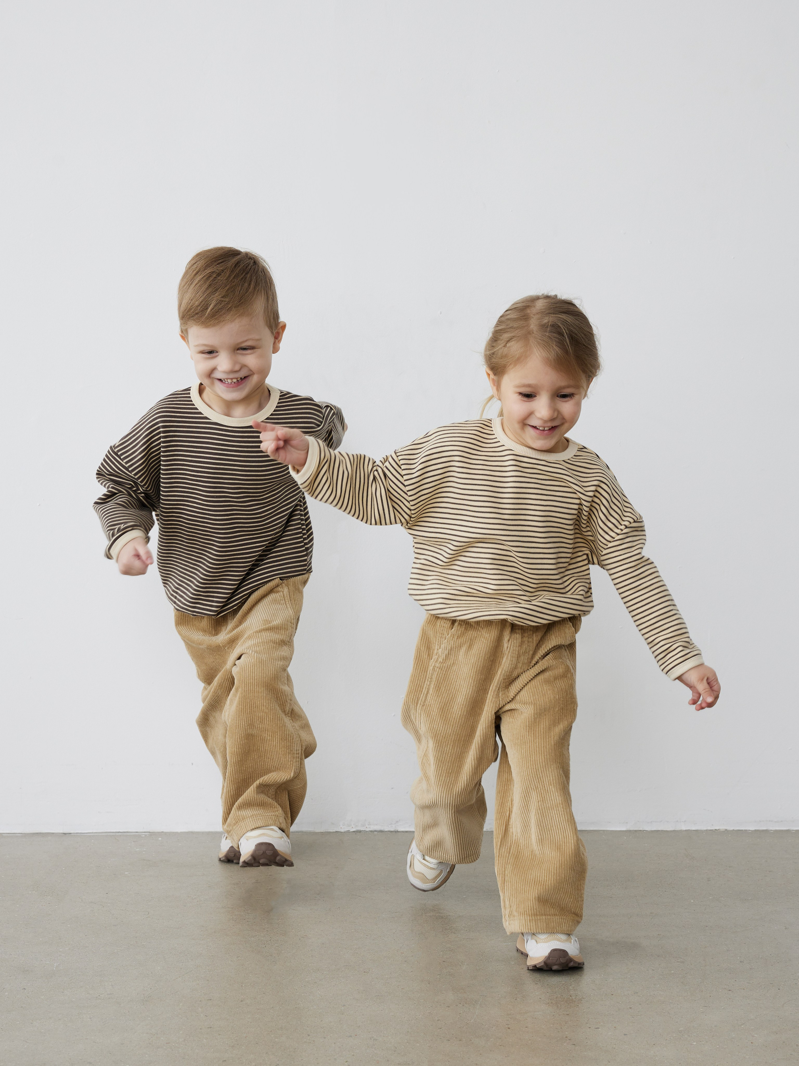 Фотограф Артём Галицкий. Специализируюсь на студийной съёмке одежды: каталоги, лукбуки, предметная съёмка. Опыт работы с fashion-брендами, маркетплейсами и коммерческими проектами. Грамотно выстраиваю свет, работаю быстро и точно под задачу. Также имею опыт работы гафером — отлично знаю световое оборудование и техническую сторону съёмочного процесса.