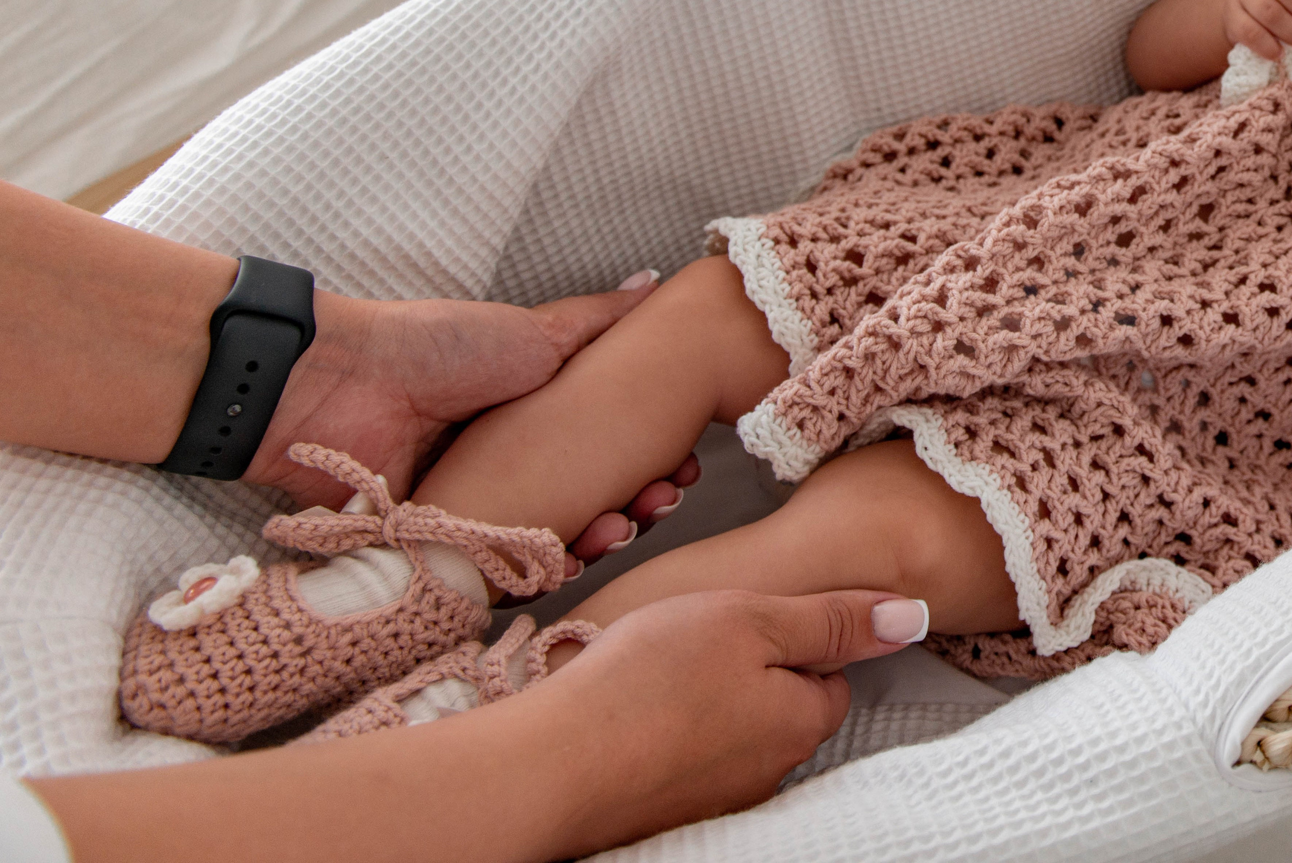 маленькие детские ножки в маминых руках, фотограф в Абакане