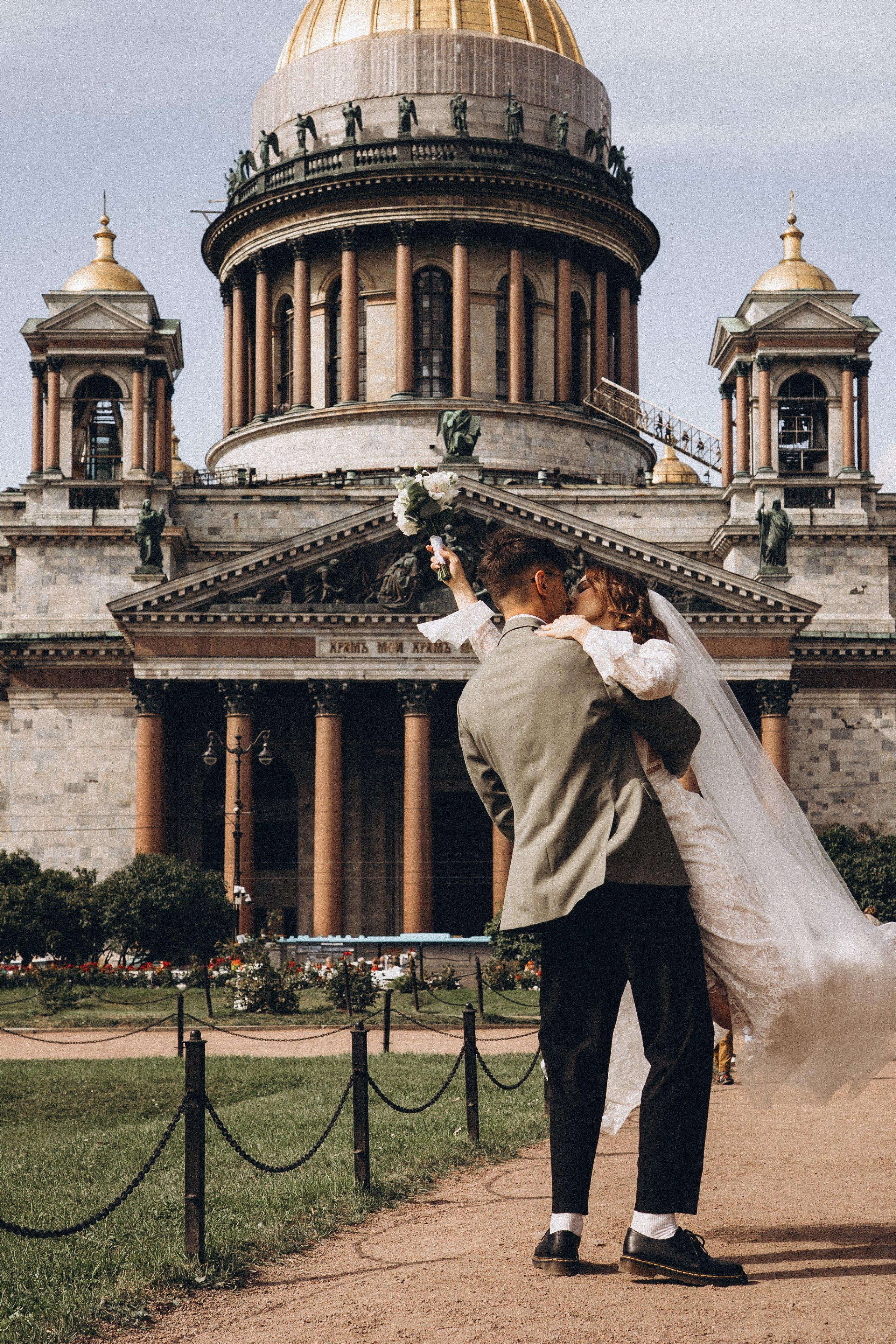 СВАДЕБНАЯ ПРОГУЛКА ВОЗЕ ИСАИКЕВСКОГО СОБОРА АСТОРИИ И ЗАКОНОДАЛЕТНОГО СОБРАНИЯ. Профессиональный фотограф, Санкт-Петербург — Виктория Богомолова