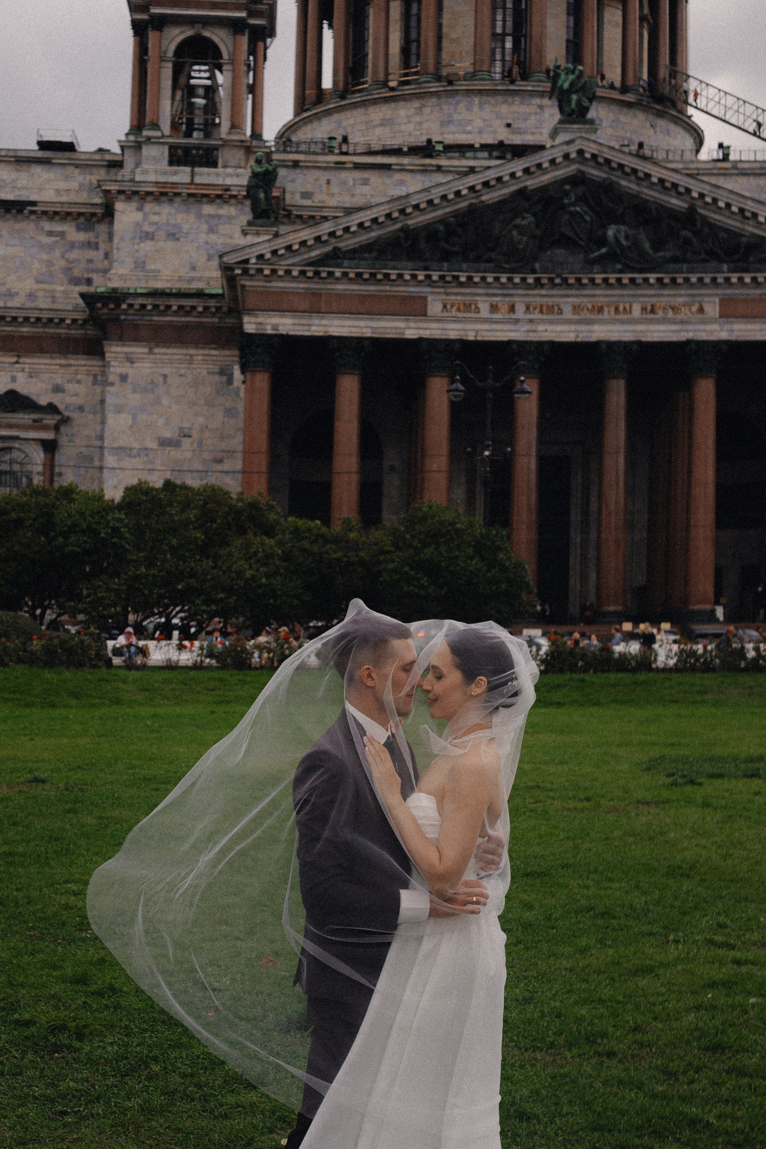 СВАДЕБНАЯ ПРОГУЛКА В САНТК-ПЕТЕРБУРГЕ (ИСАКИЕВСКИЙ СОБОР, ЗИМНЯЯ КАНАВКА, ЭРМИТАЖ И БОЛЬШАЯ МОРСКАЯ УЛИЦА). Профессиональный фотограф, Санкт-Петербург — Виктория Богомолова
