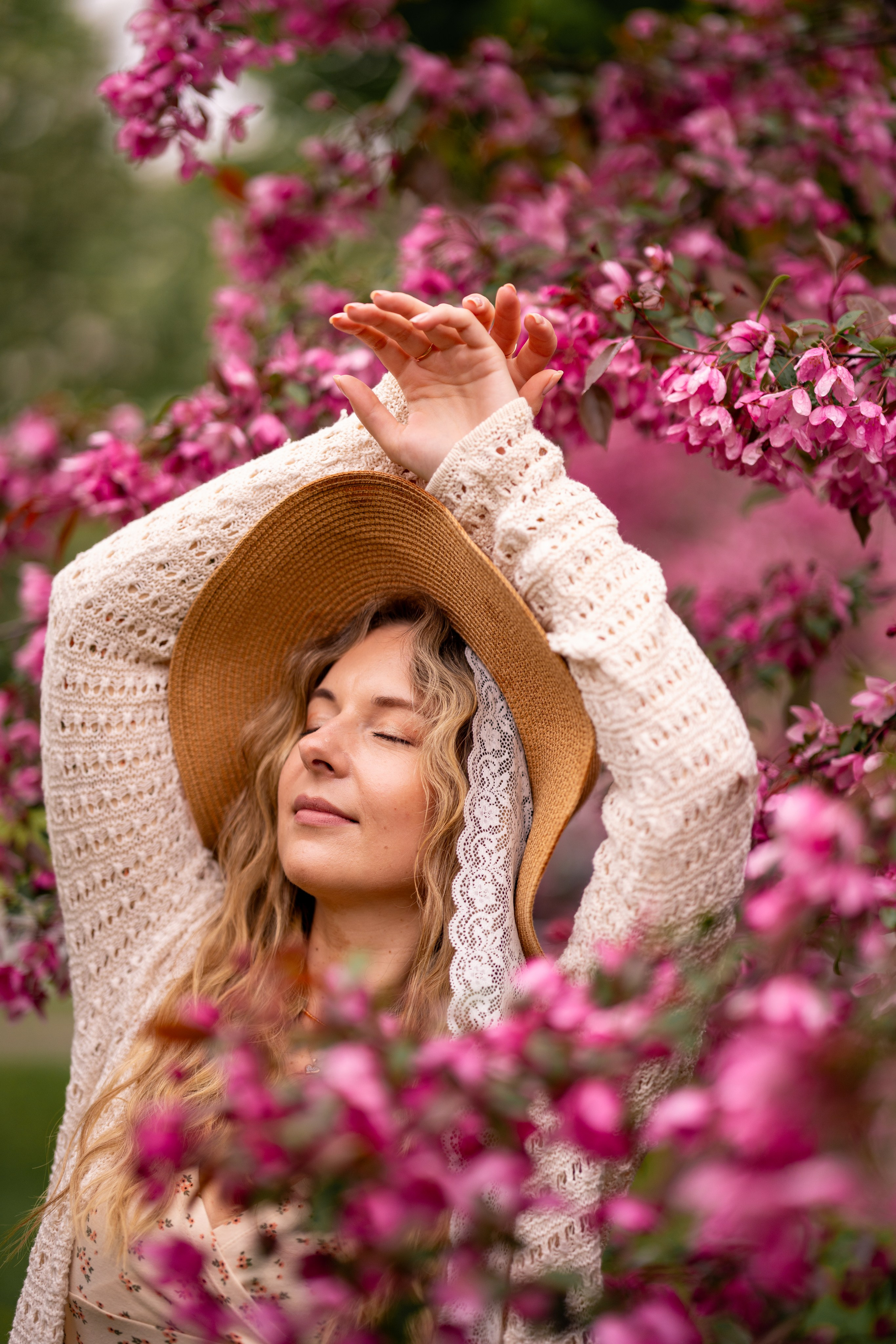 Весенняя сказка Марии в цветущем саду. Семейный и портретный фотограф в Санкт-Петербурге Татьяна Гримоть
