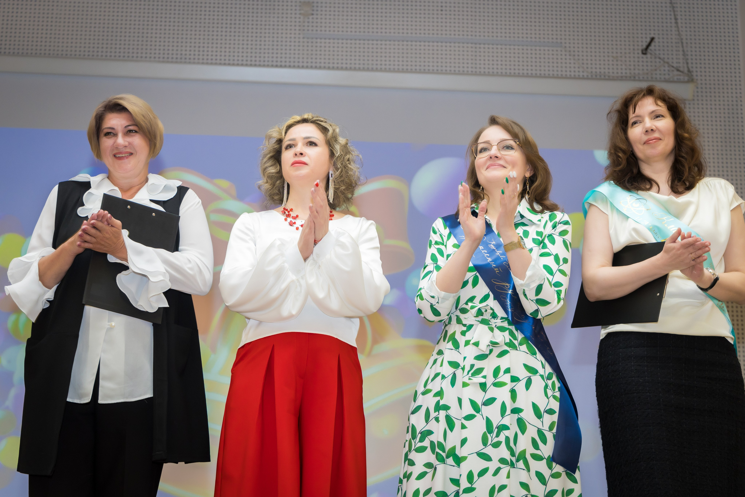 Выпускной в школе. Photomantis