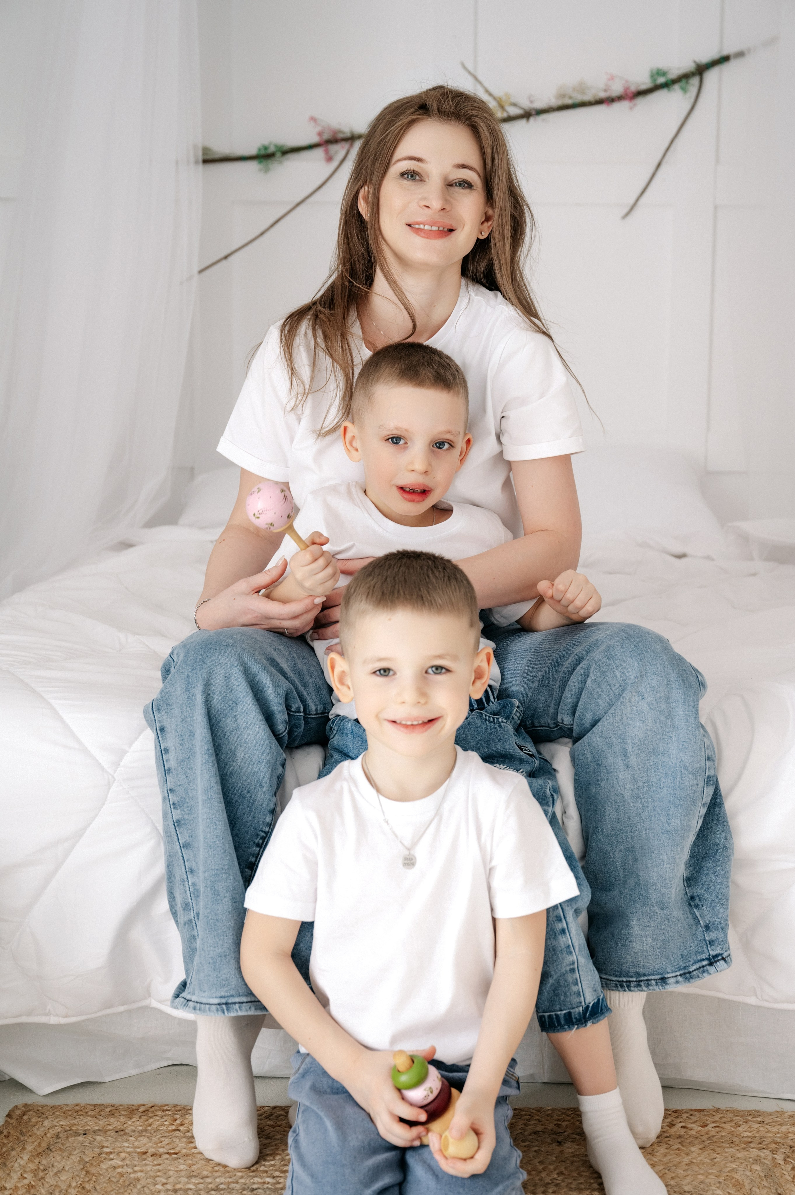 Семейная фотосессия мамы с сыновьями в фотостудии в Королёве. Свадебный и семейный фотограф Виктория Носачёва. Щелково, Москва и МО