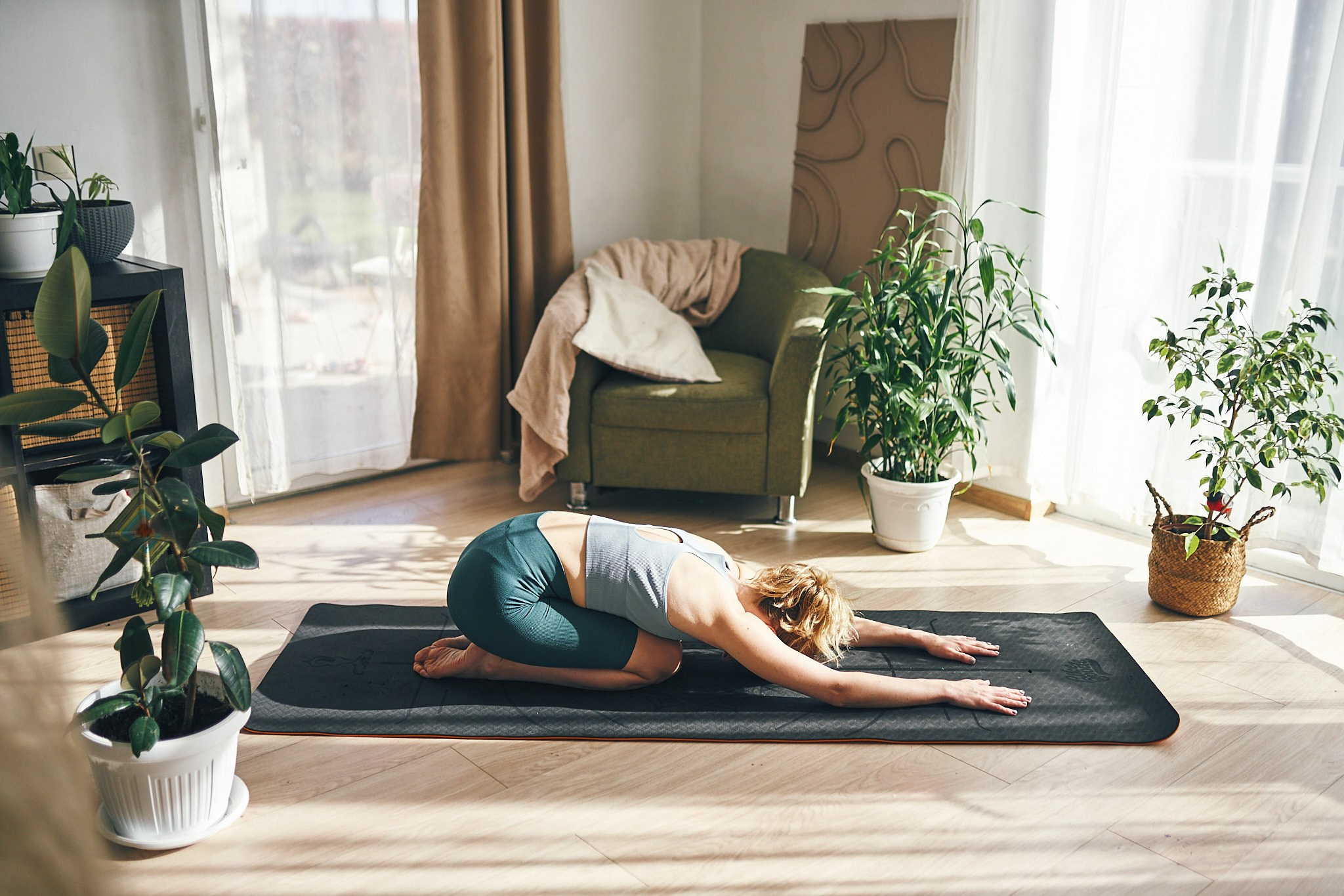 Репортажная съемка йога класса на берегу моря. Фотограф в Сочи Катя Гончарова