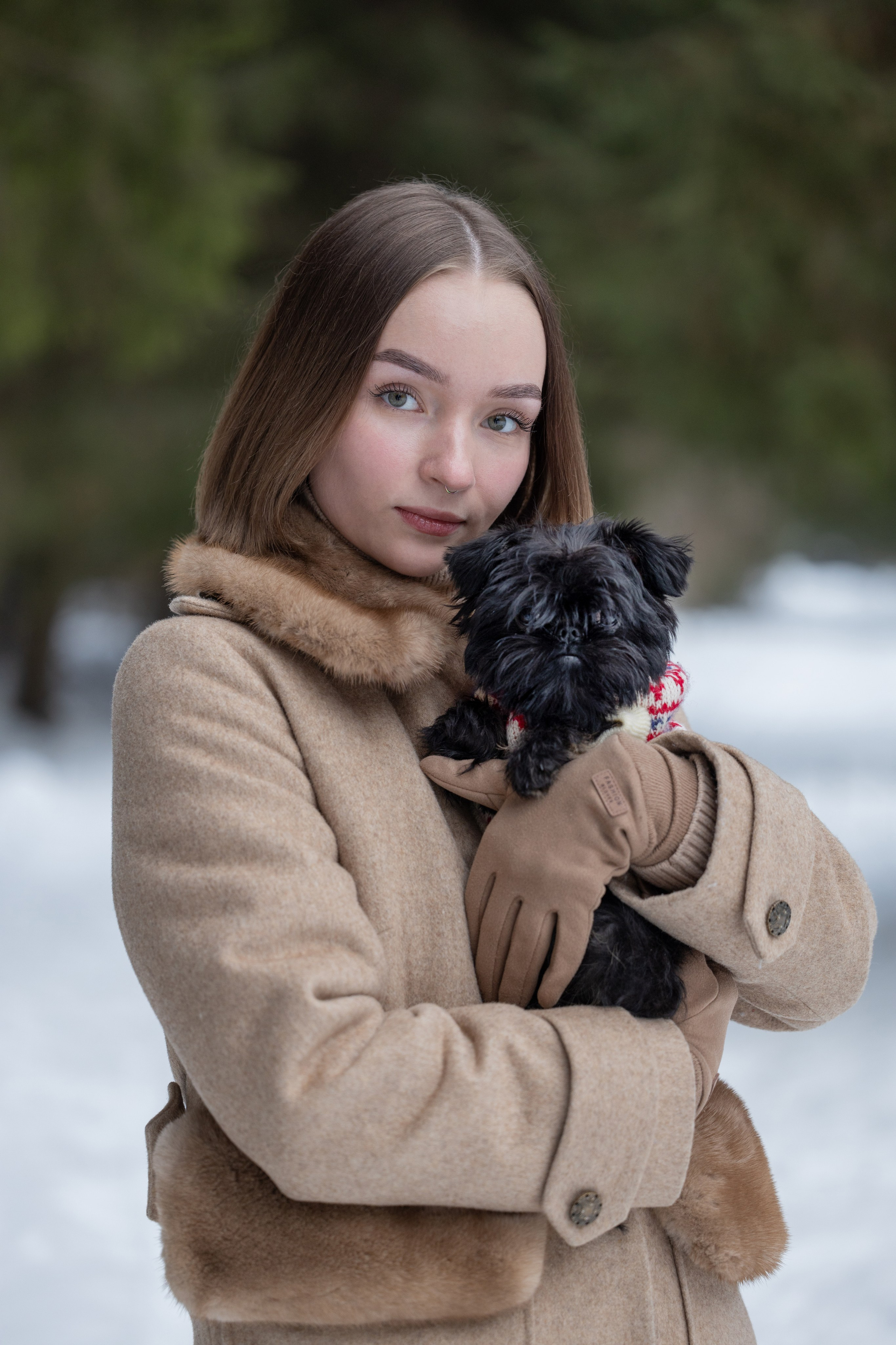 фото с животными девушка стоит держит собаку на руках и смотрит вперед