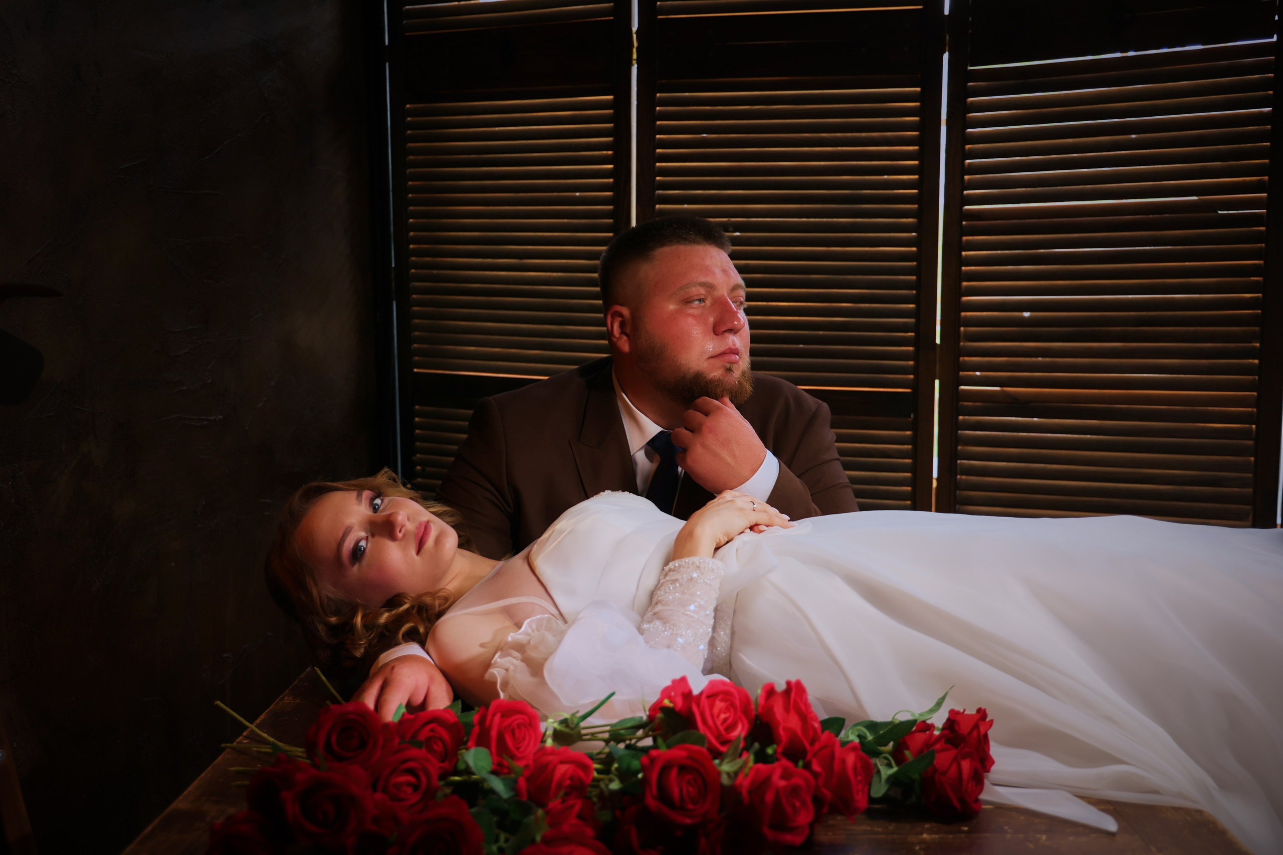 интересная свадебная фотография невеста на столе с цветами