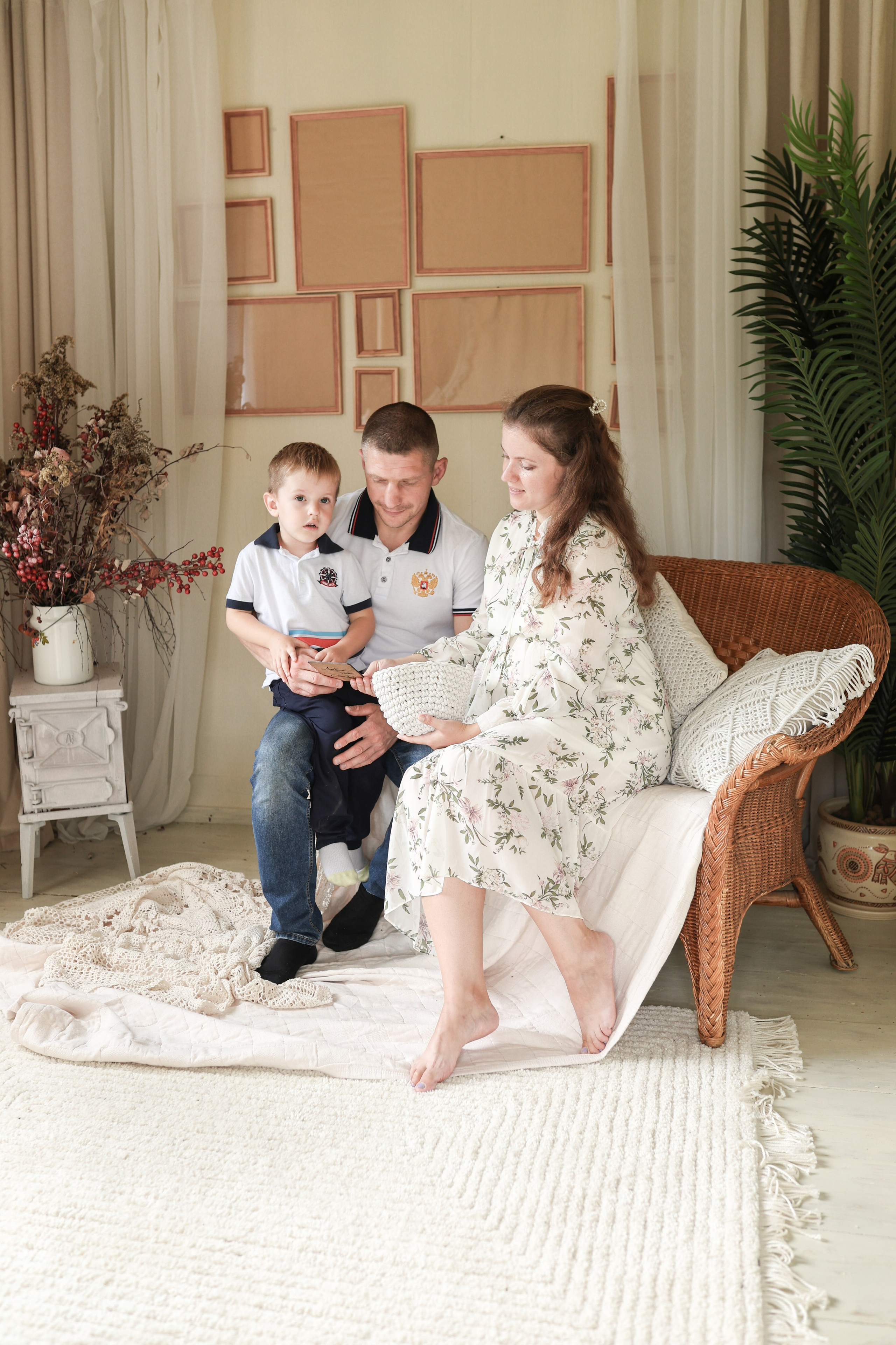 Фотосессия беременности в загородной студии Купавна. Фотограф в Железнодорожном и Балашихе