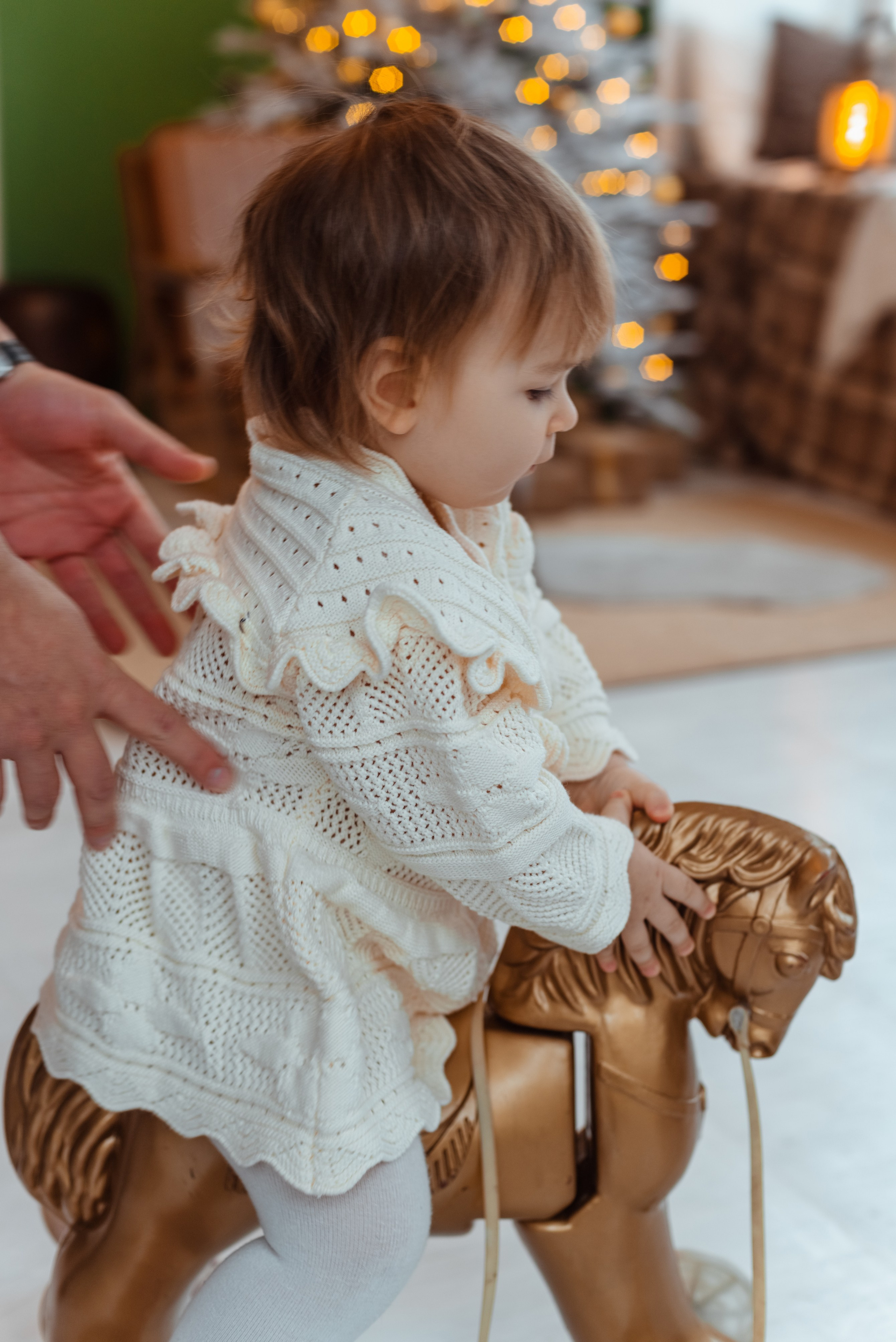 Новогодняя фотосессия в фотостудии: мама, папа, старший сын и маленькая дочка улыбаются на фоне украшенной елки.