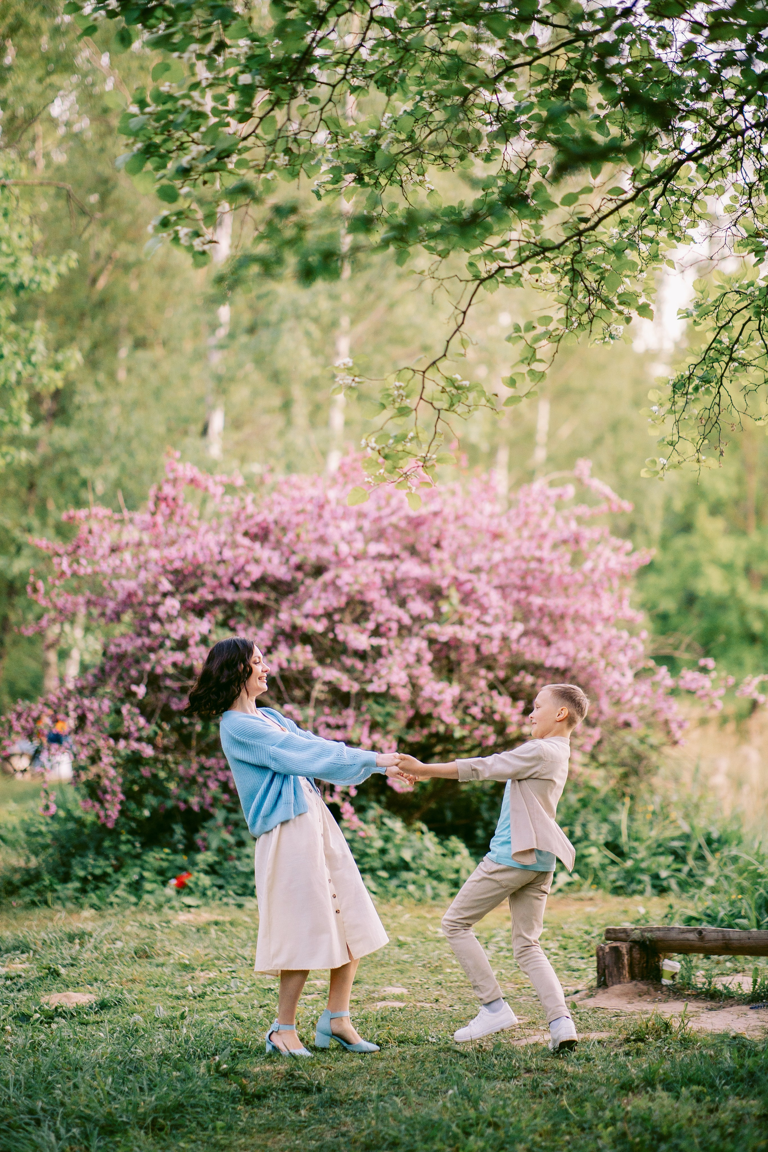 мама и сын играют 