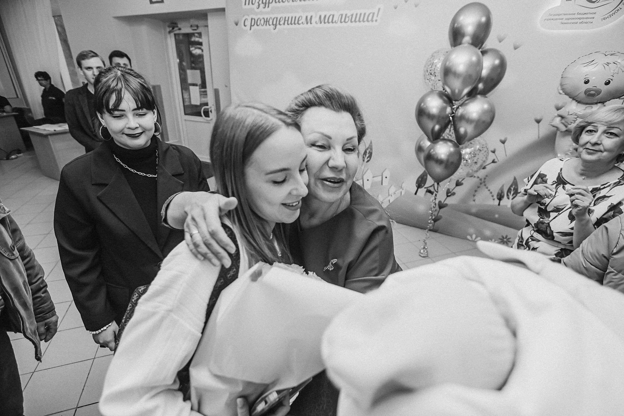 Выписка палата+внизу ПЦЭ. Семейный фотограф Тюмень, фотограф на роды Салмина Мария