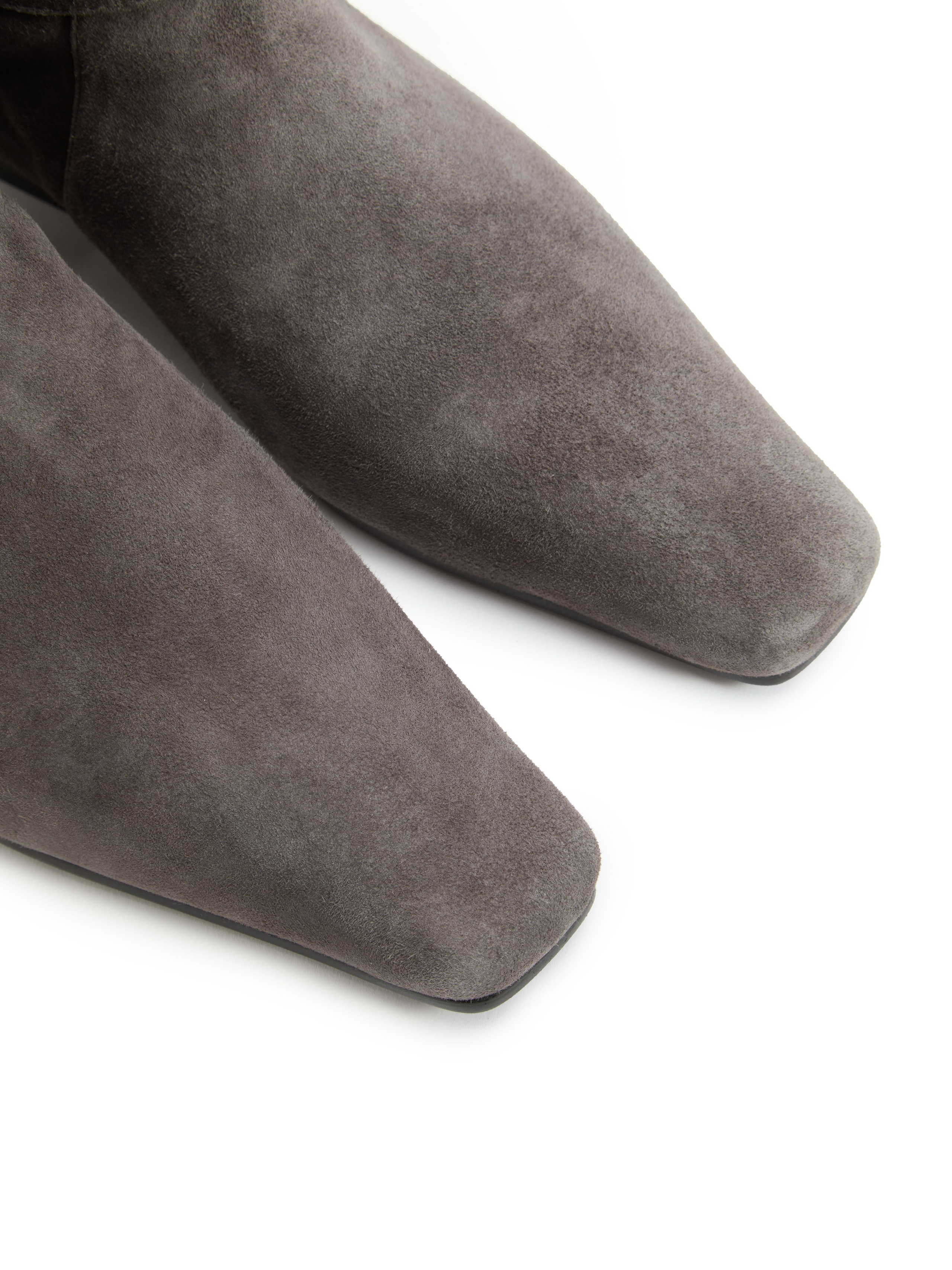 Каталожная фотография обуви. Фотограф в Москве Егор Гончаров