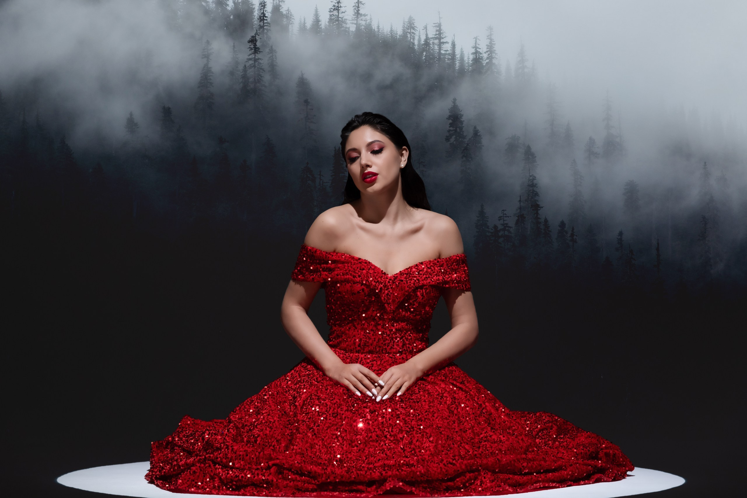 The glow of red. Sakunov Photo