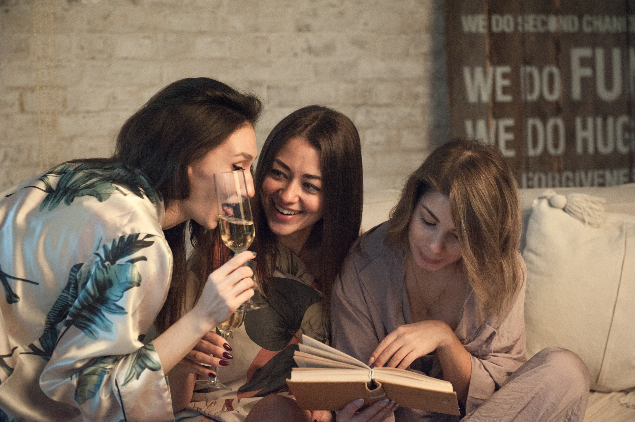 Пижамная вечеринка, новогодняя съемка в фотостудии LAMPA. Бренд-фотограф для экспертов и блогеров в Москве Влада Горбовская