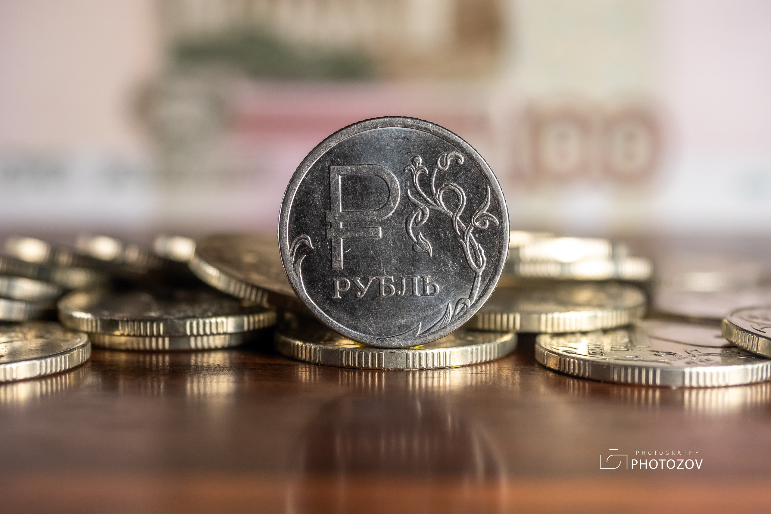 На фото монеты, рубли.