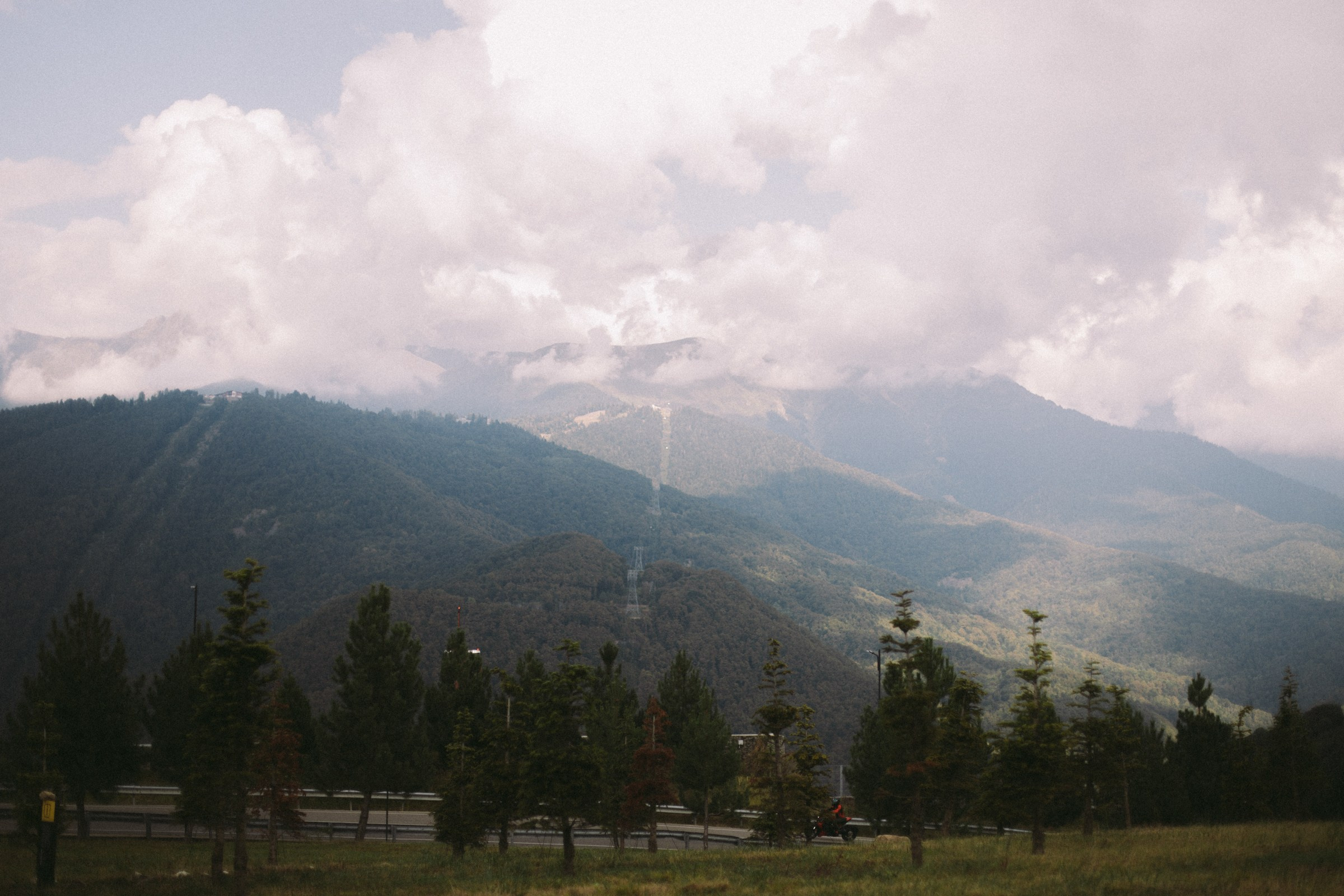 Свадебный день для двоих: сборы невесты в пятизвёздочном отеле и прогулкой пары в горах Красной поляны. Свадебный, репортажный и портретный фотограф Сочи, Краснодар. Александра Зайцева