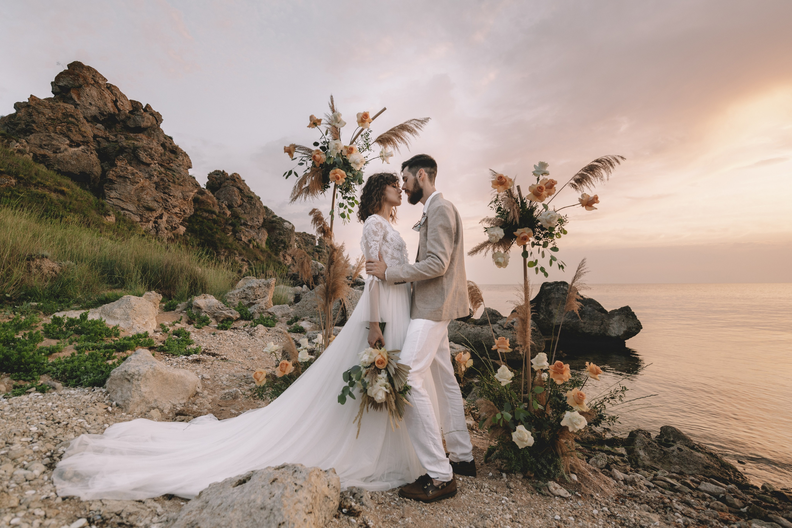 Свадебная фотосессия в Щелкино ,Бухта Космонавтов. Выездная церемония на берегу моря Крым. Свадебный и семейный фотограф и видеограф, Крым, Москва, Санкт -Петербург