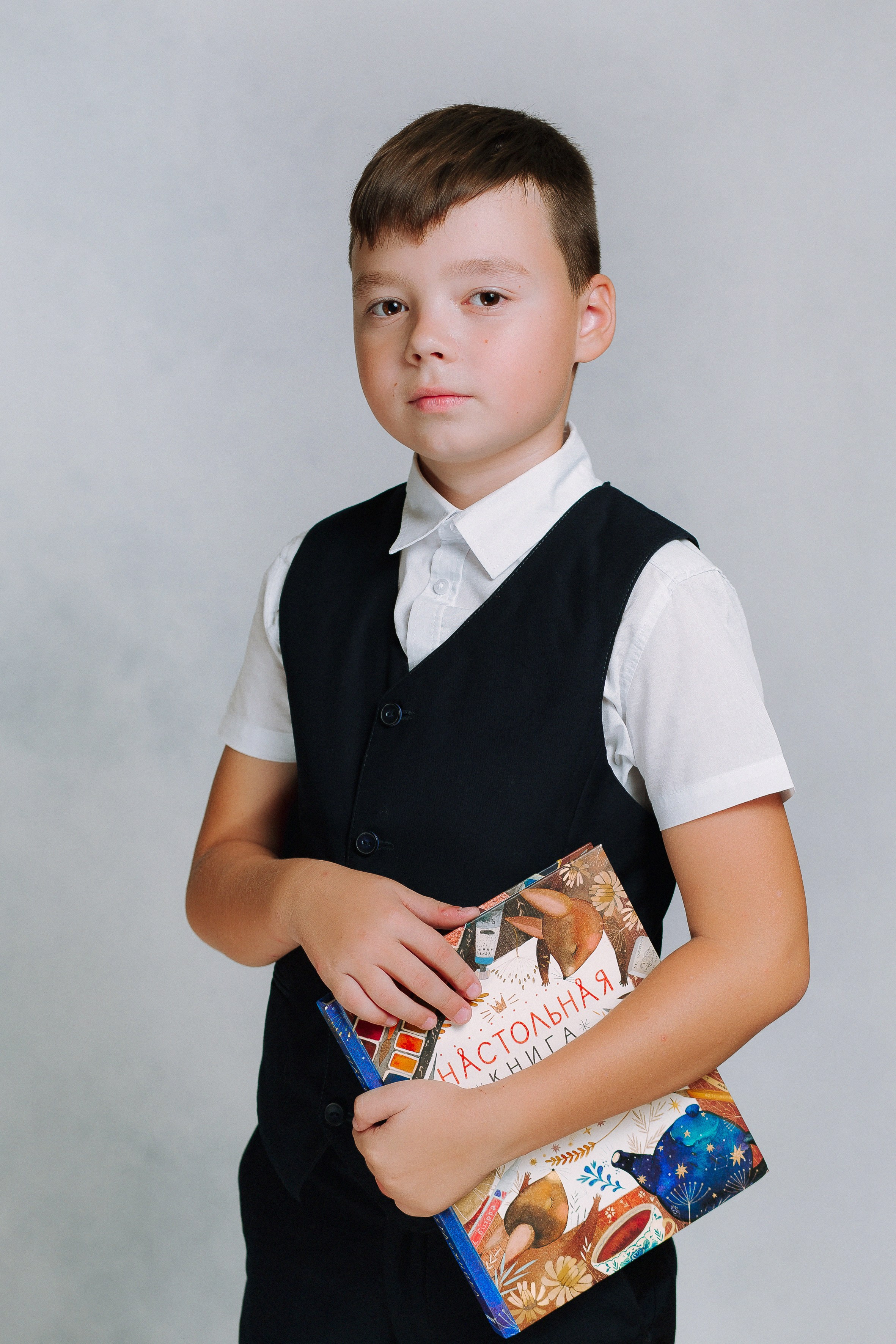 Портрет на светлом фоне- начальная школа. Выпускные альбомы Натальи Бутко: Новороссийск, Анапа, Геленджик