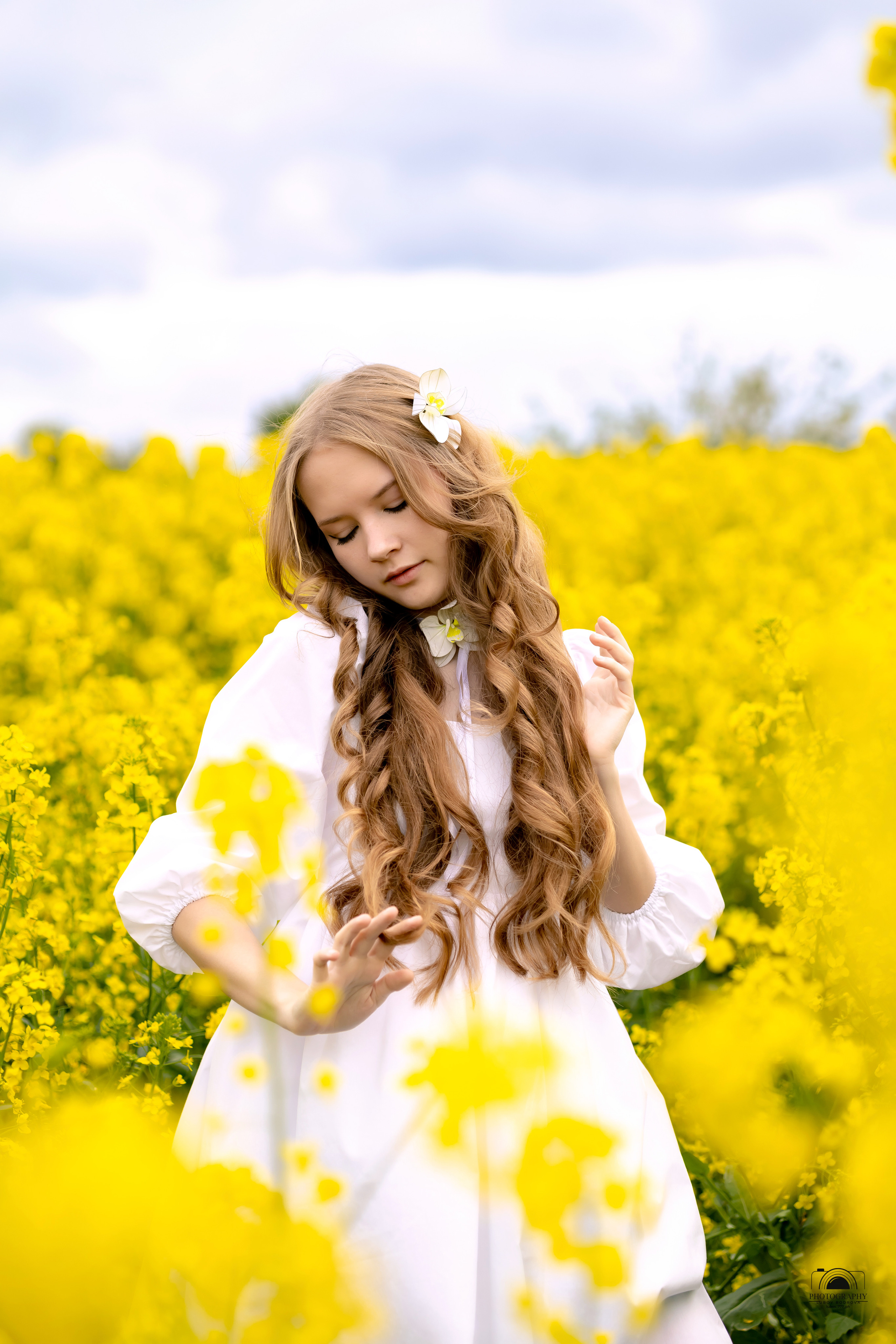 Ксения. Лето в рапсовом поле. Семейный и портретный фотограф в Геленджике Любовь Бодрова