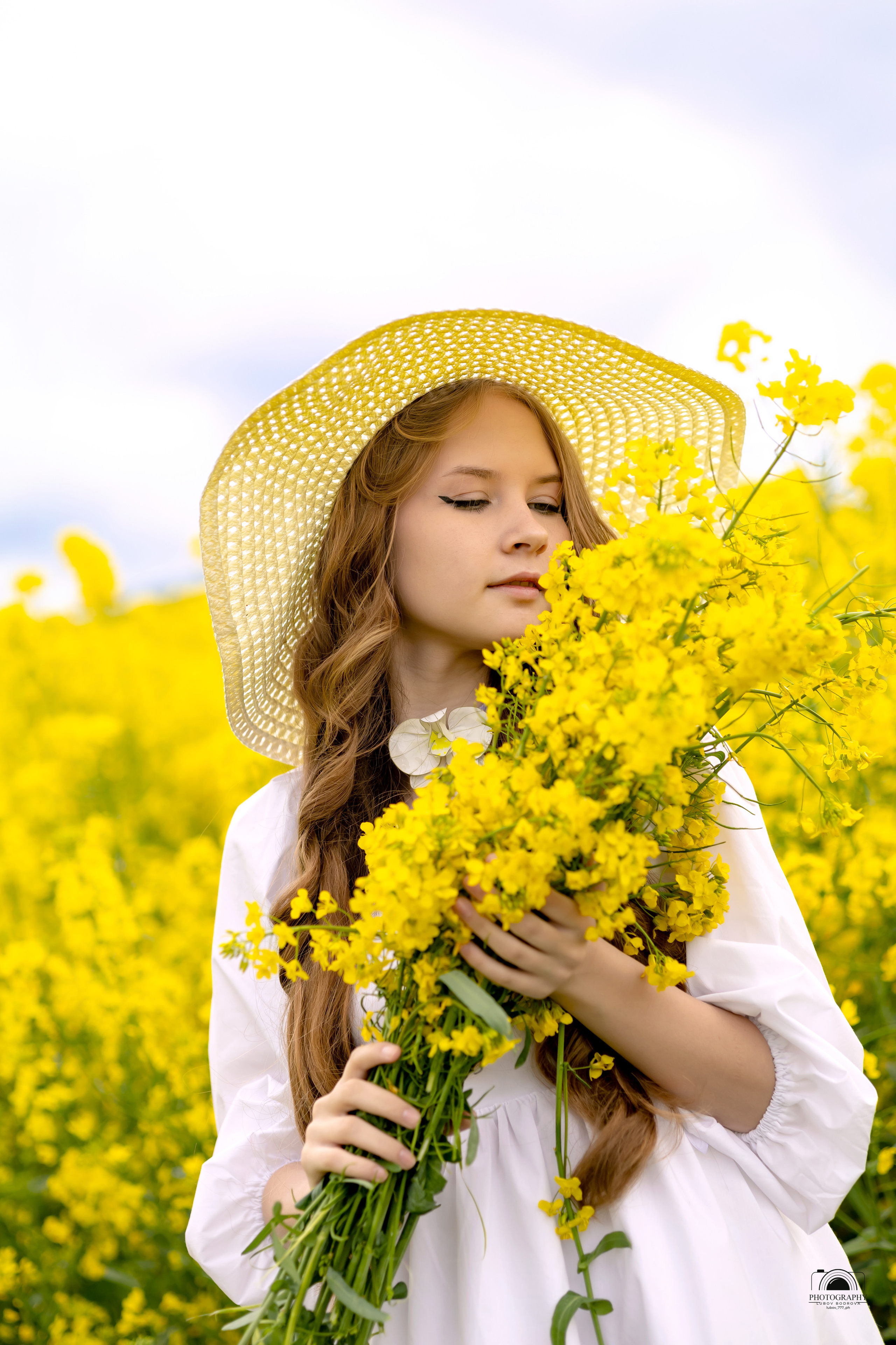 Ксения. Лето в рапсовом поле. Семейный и портретный фотограф в Геленджике Любовь Бодрова