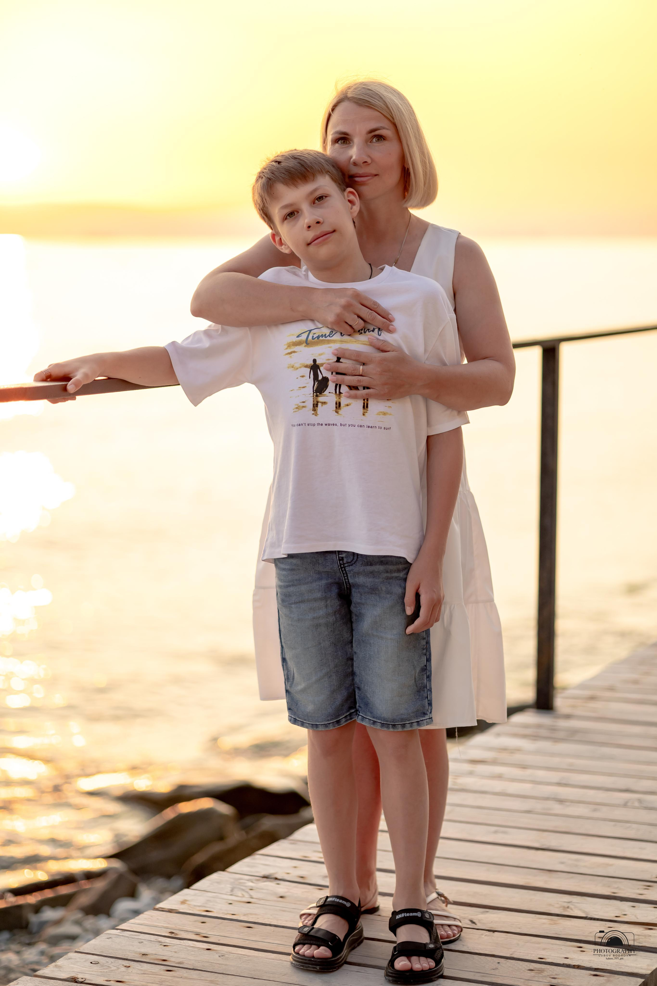 Прекрасный закат в кругу семьи. 17.06.2023. Семейный и портретный фотограф в Геленджике Любовь Бодрова