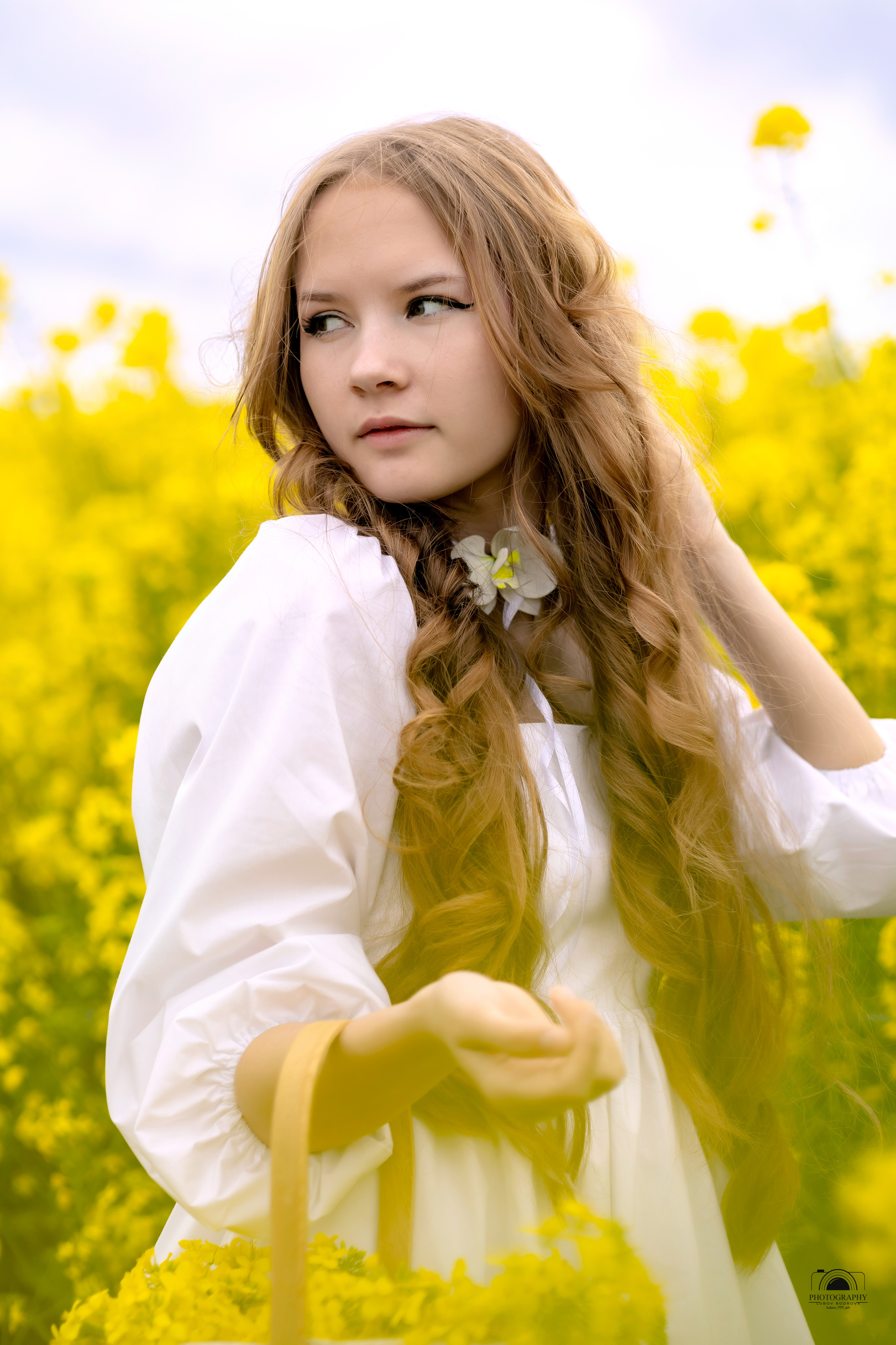 Ксения. Лето в рапсовом поле. Семейный и портретный фотограф в Геленджике Любовь Бодрова