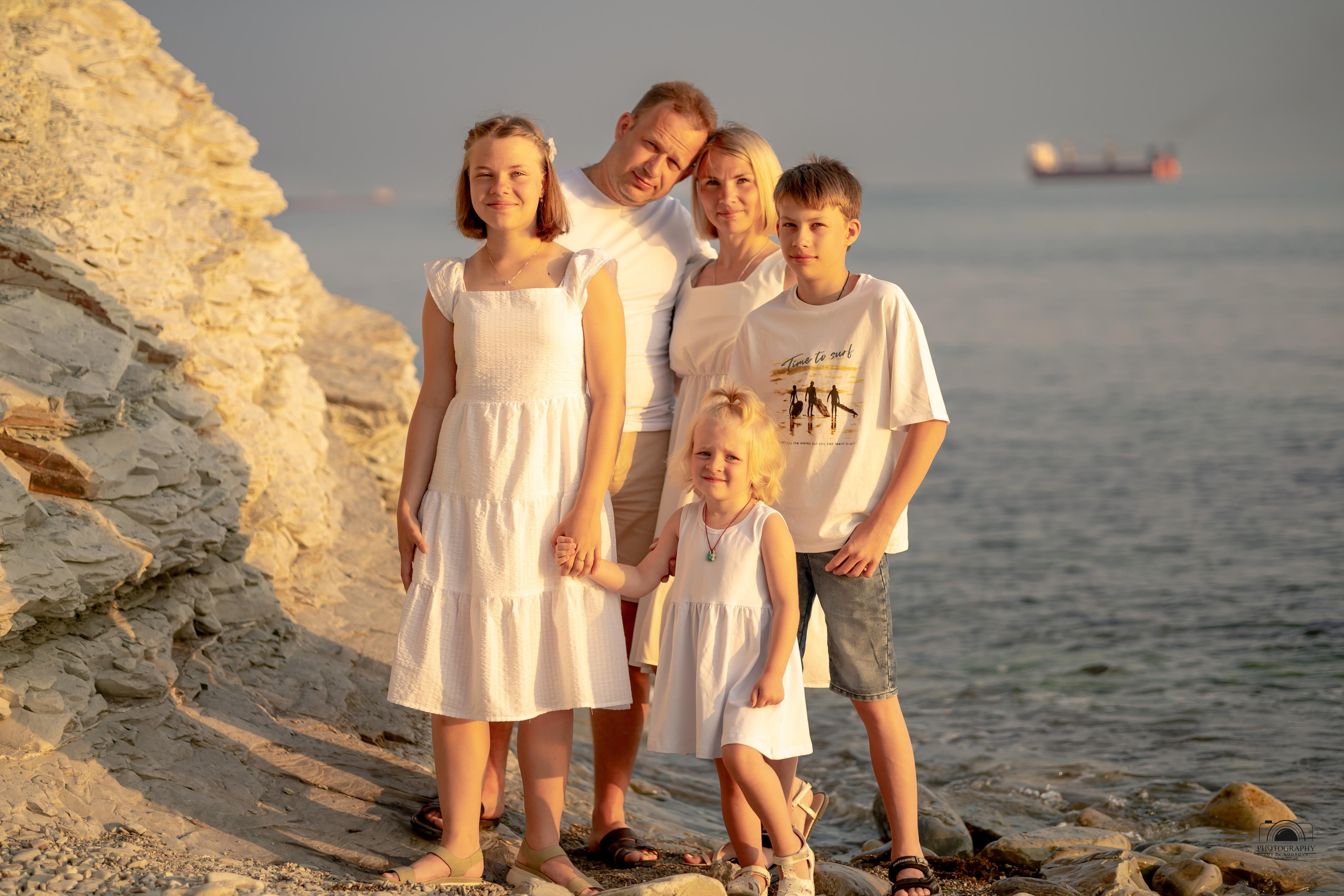 Прекрасный закат в кругу семьи. 17.06.2023. Семейный и портретный фотограф в Геленджике Любовь Бодрова