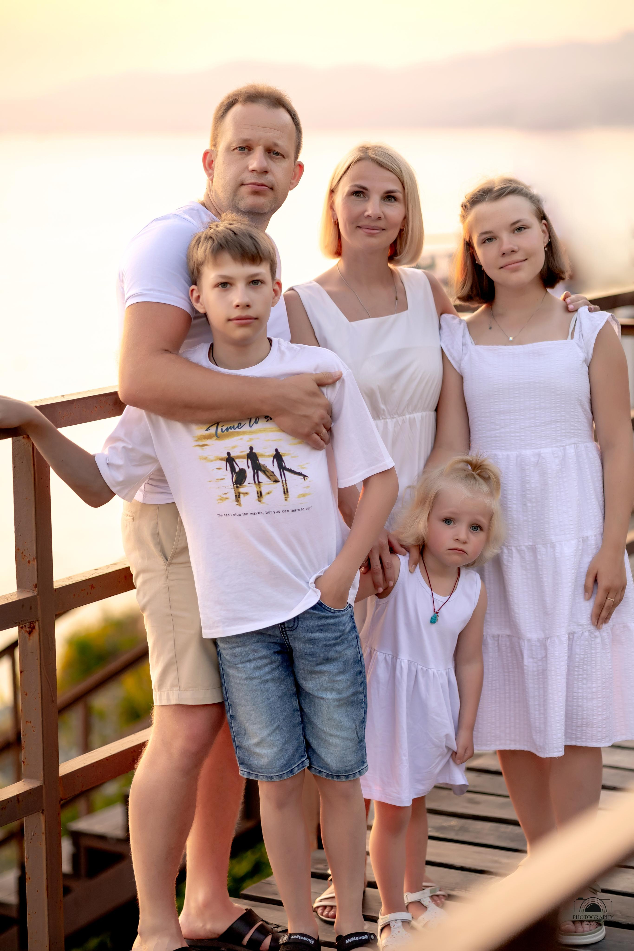 Прекрасный закат в кругу семьи. 17.06.2023. Семейный и портретный фотограф в Геленджике Любовь Бодрова