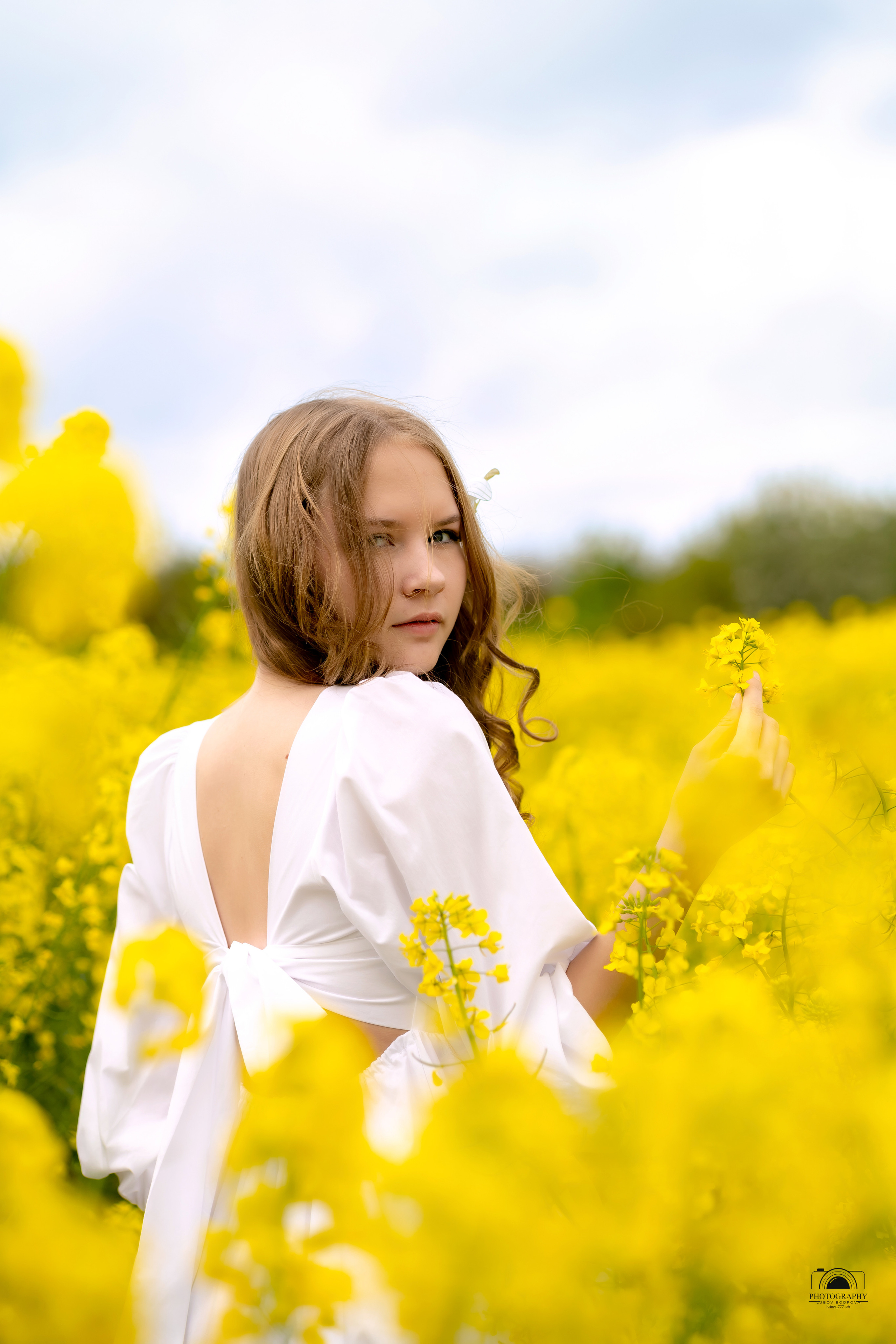 Ксения. Лето в рапсовом поле. Семейный и портретный фотограф в Геленджике Любовь Бодрова