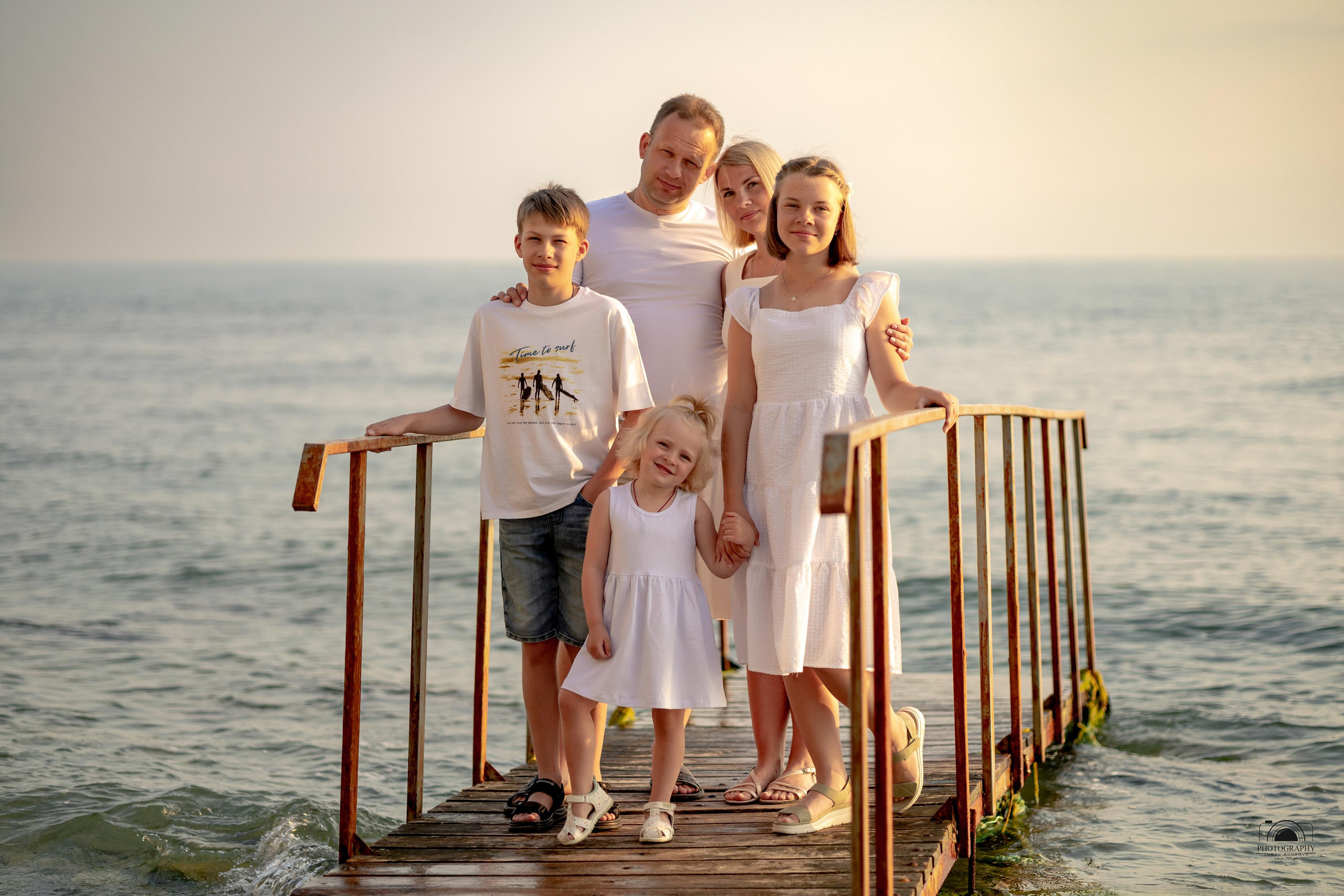 Прекрасный закат в кругу семьи. 17.06.2023. Семейный и портретный фотограф в Геленджике Любовь Бодрова