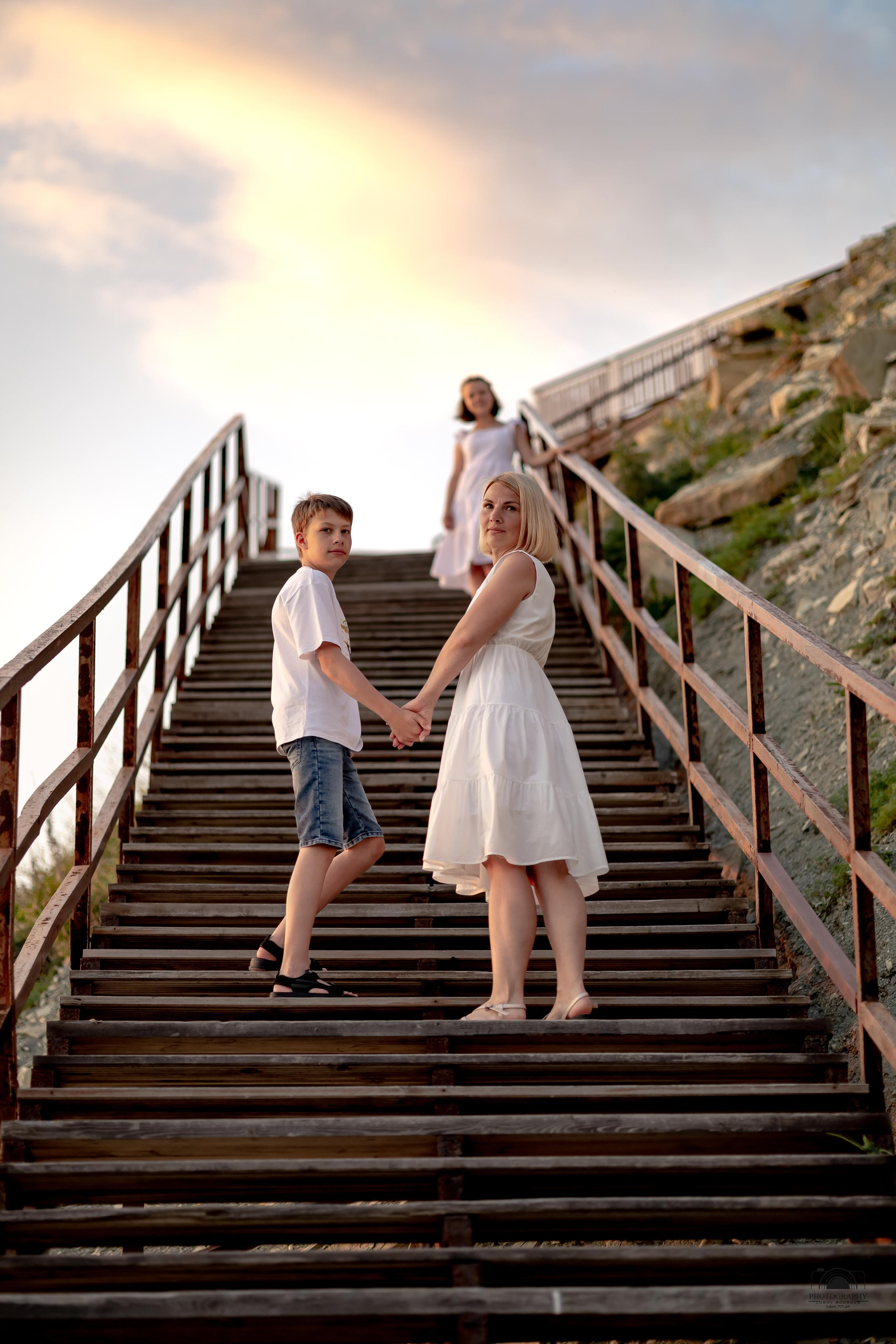 Прекрасный закат в кругу семьи. 17.06.2023. Семейный и портретный фотограф в Геленджике Любовь Бодрова