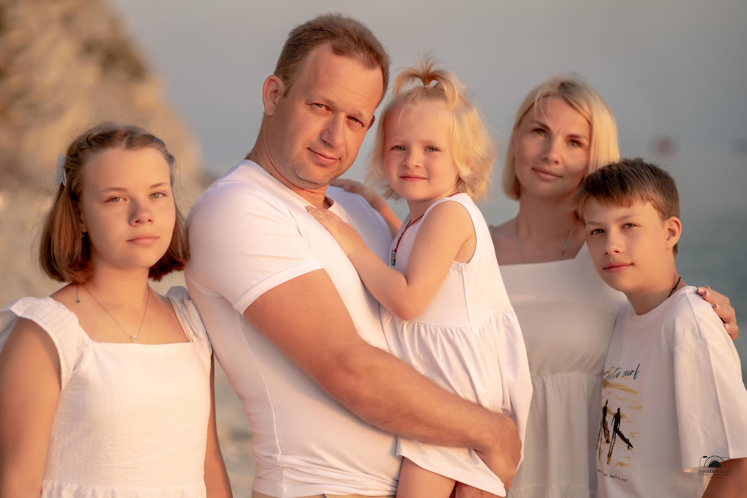 Прекрасный закат в кругу семьи. 17.06.2023. Семейный и портретный фотограф в Геленджике Любовь Бодрова