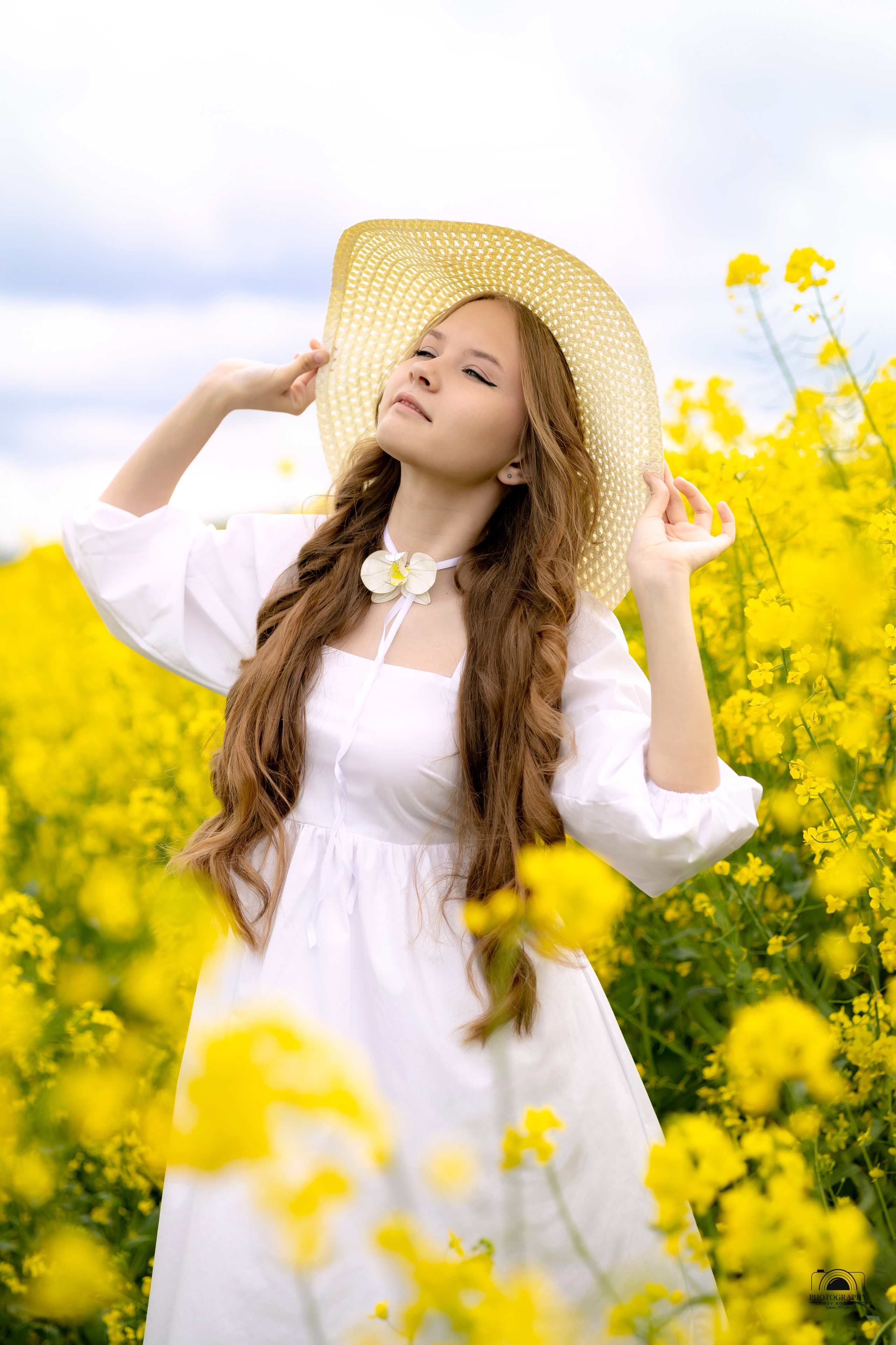 Ксения. Лето в рапсовом поле. Семейный и портретный фотограф в Геленджике Любовь Бодрова