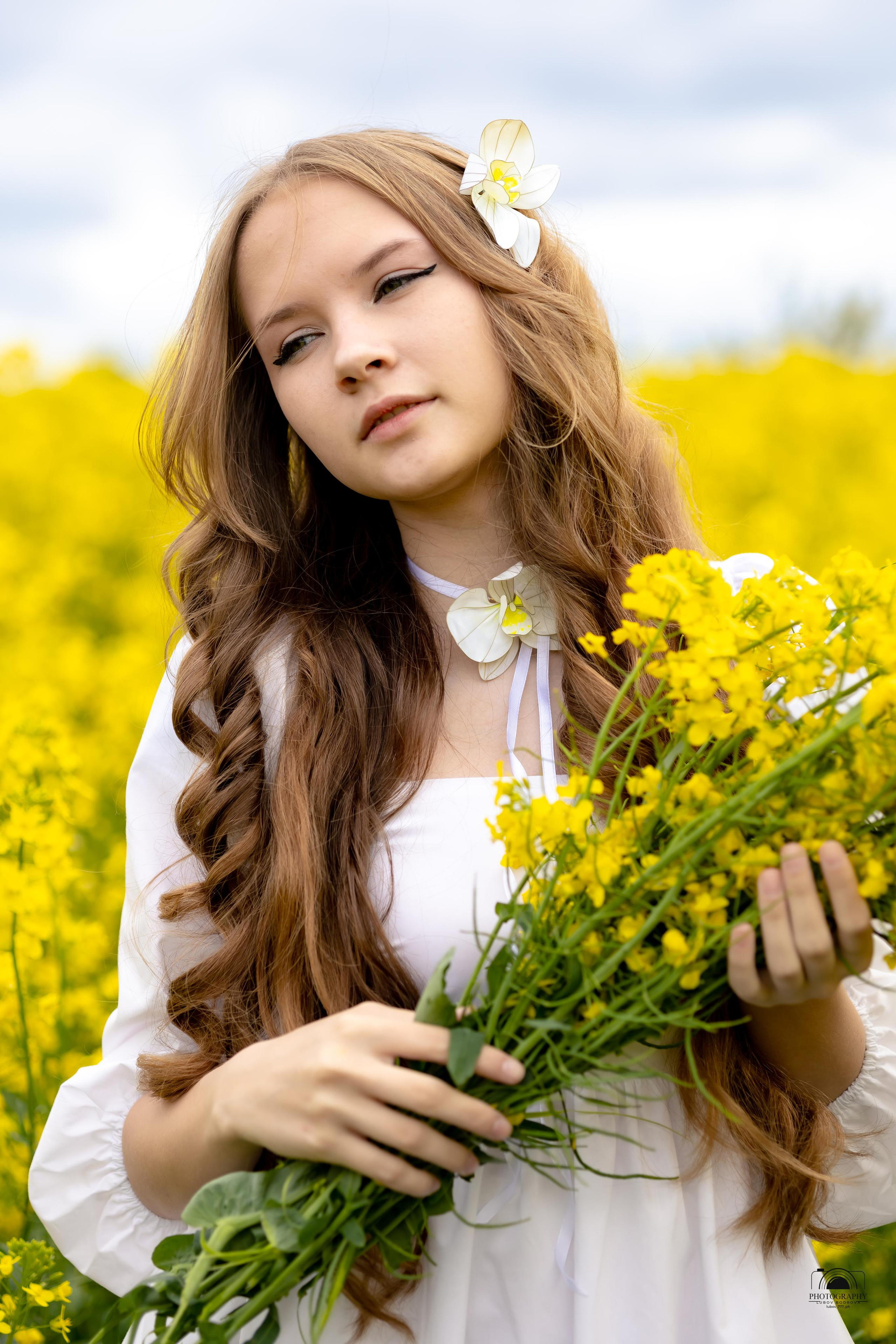 Ксения. Лето в рапсовом поле. Семейный и портретный фотограф в Геленджике Любовь Бодрова