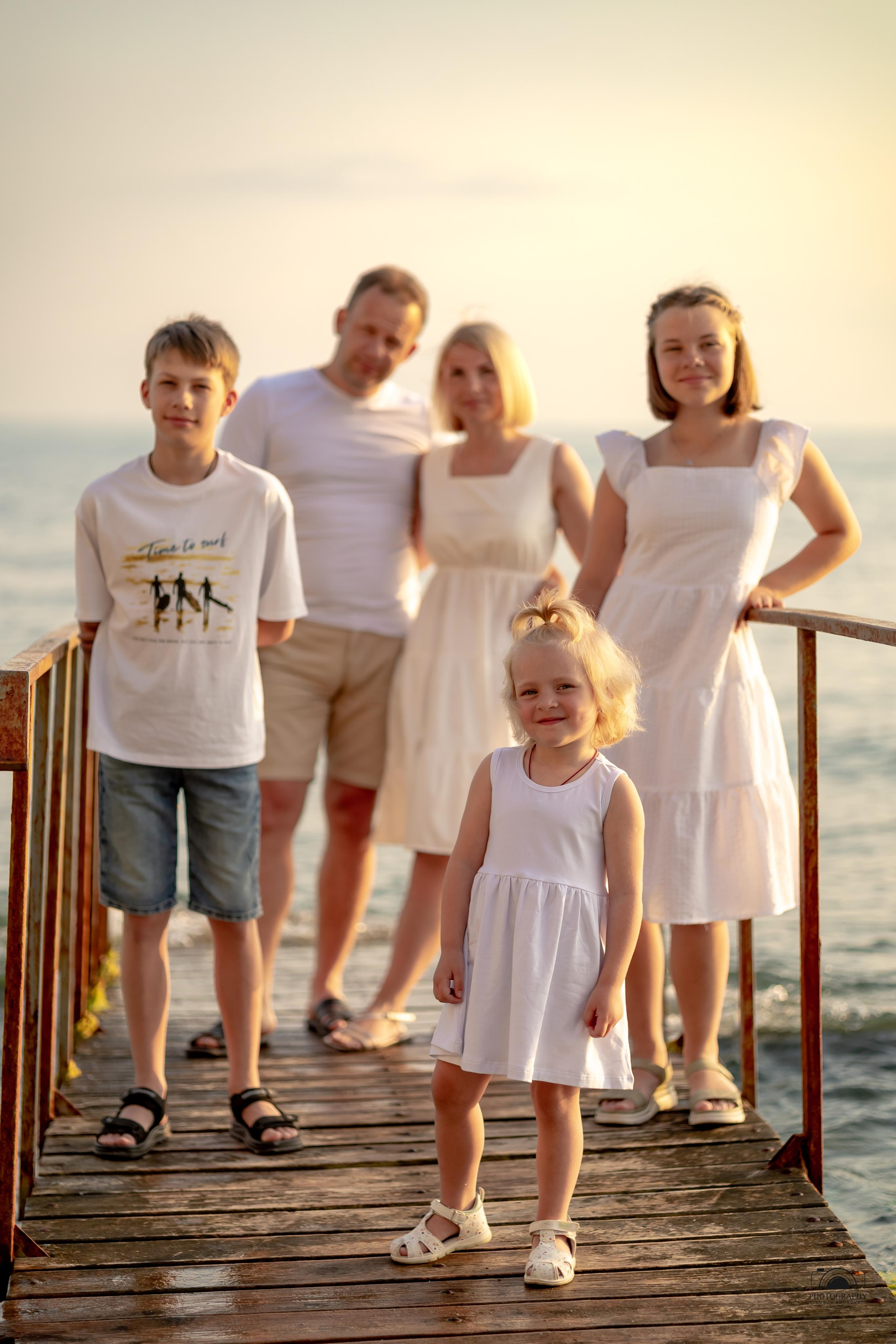 Прекрасный закат в кругу семьи. 17.06.2023. Семейный и портретный фотограф в Геленджике Любовь Бодрова