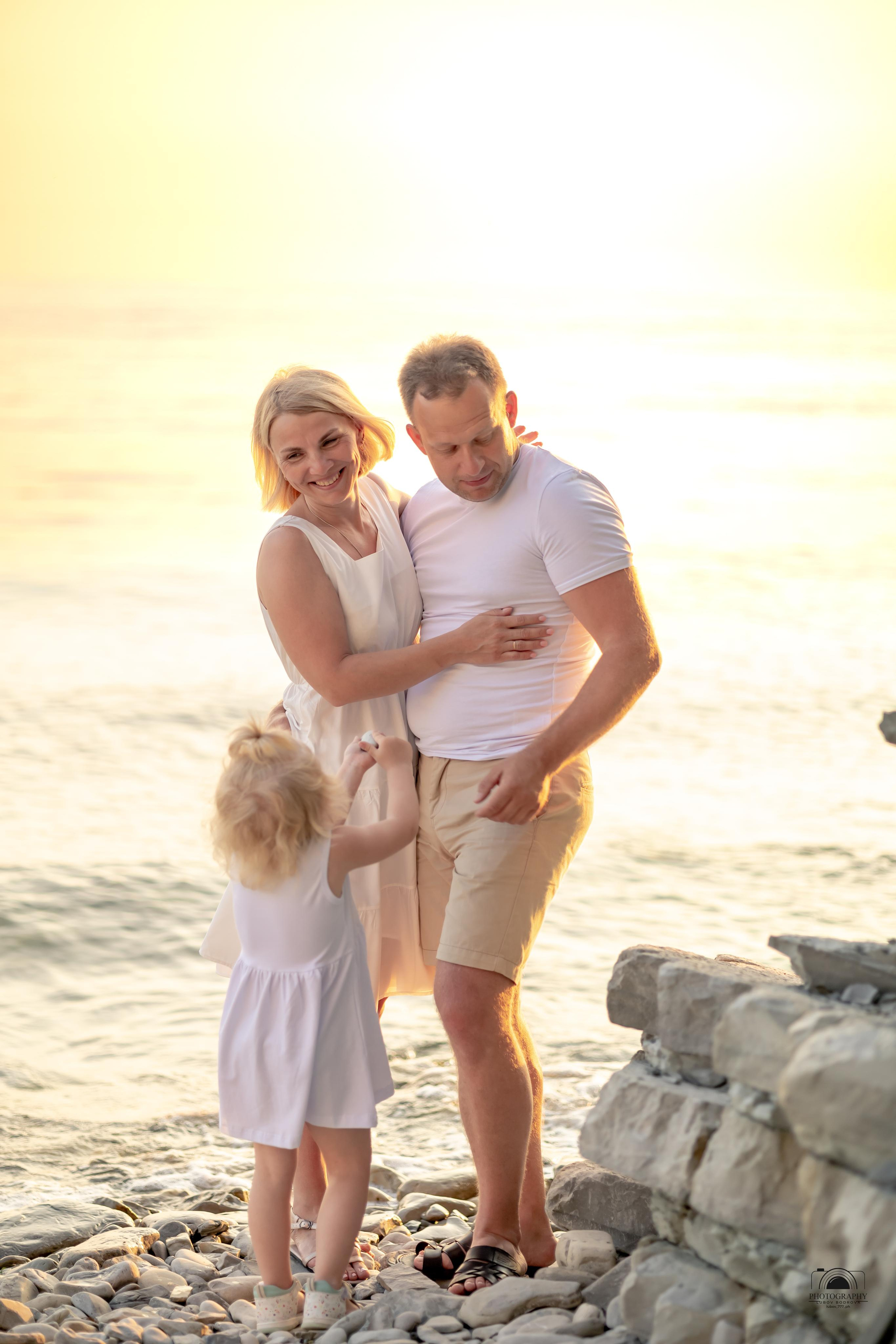 Прекрасный закат в кругу семьи. 17.06.2023. Семейный и портретный фотограф в Геленджике Любовь Бодрова