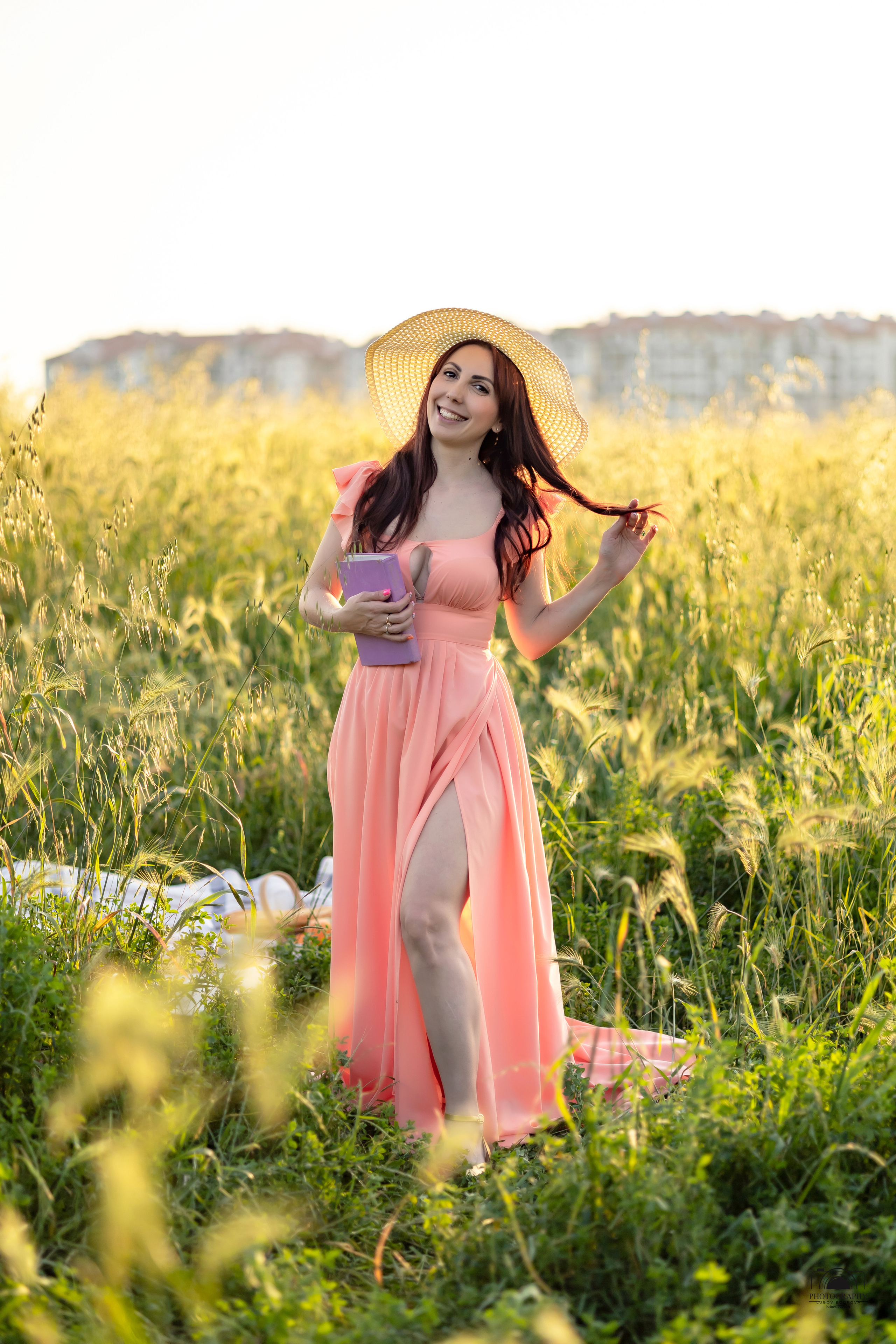 Маргарита. Закат в поле. Семейный и портретный фотограф в Геленджике Любовь Бодрова