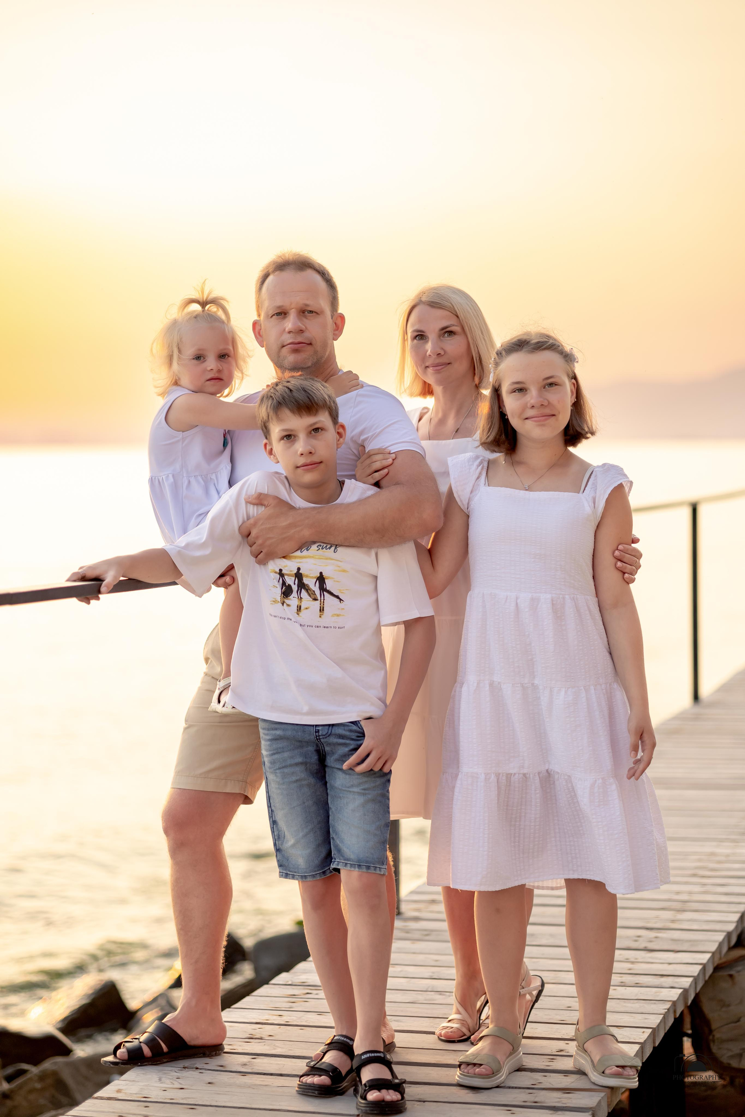 Прекрасный закат в кругу семьи. 17.06.2023. Семейный и портретный фотограф в Геленджике Любовь Бодрова