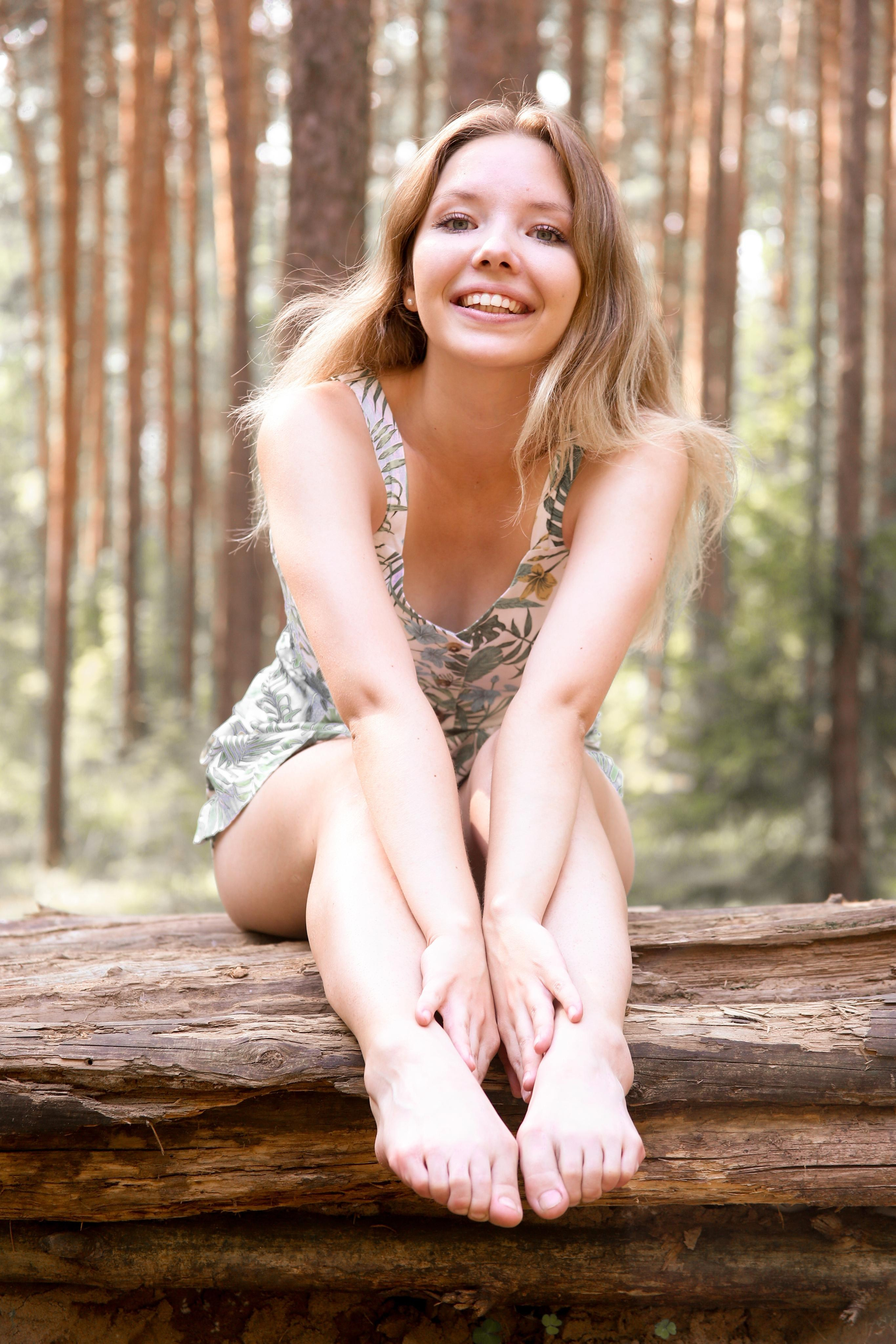 Маша в лесу босиком. Фотограф Пермь. Фотосессия в фотостудии Перми и на свежем воздухе