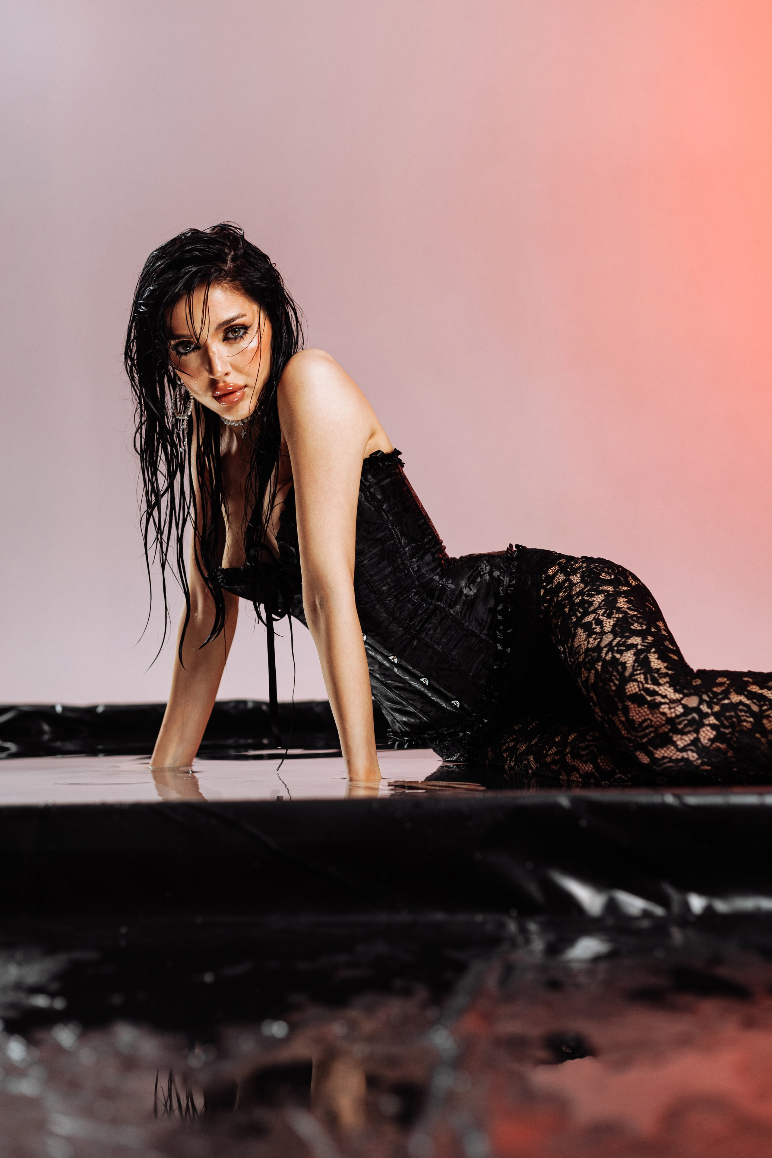 фотосессия в бассейне в фотостудии, сборный бассейн в фотостудии, студийный свет, творческая фотосессия, женский портрет