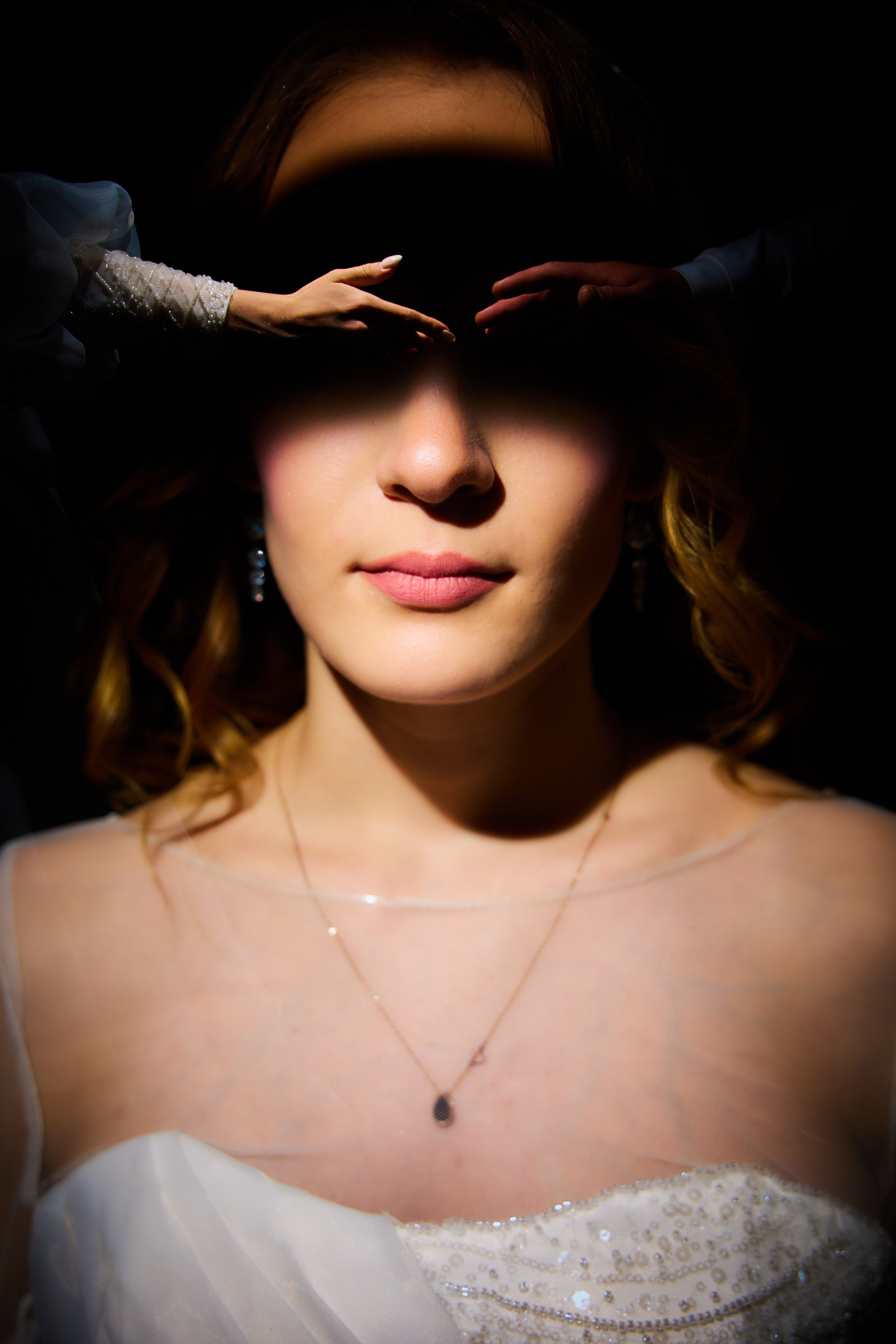 в глазах невесты руки жениха и невесты