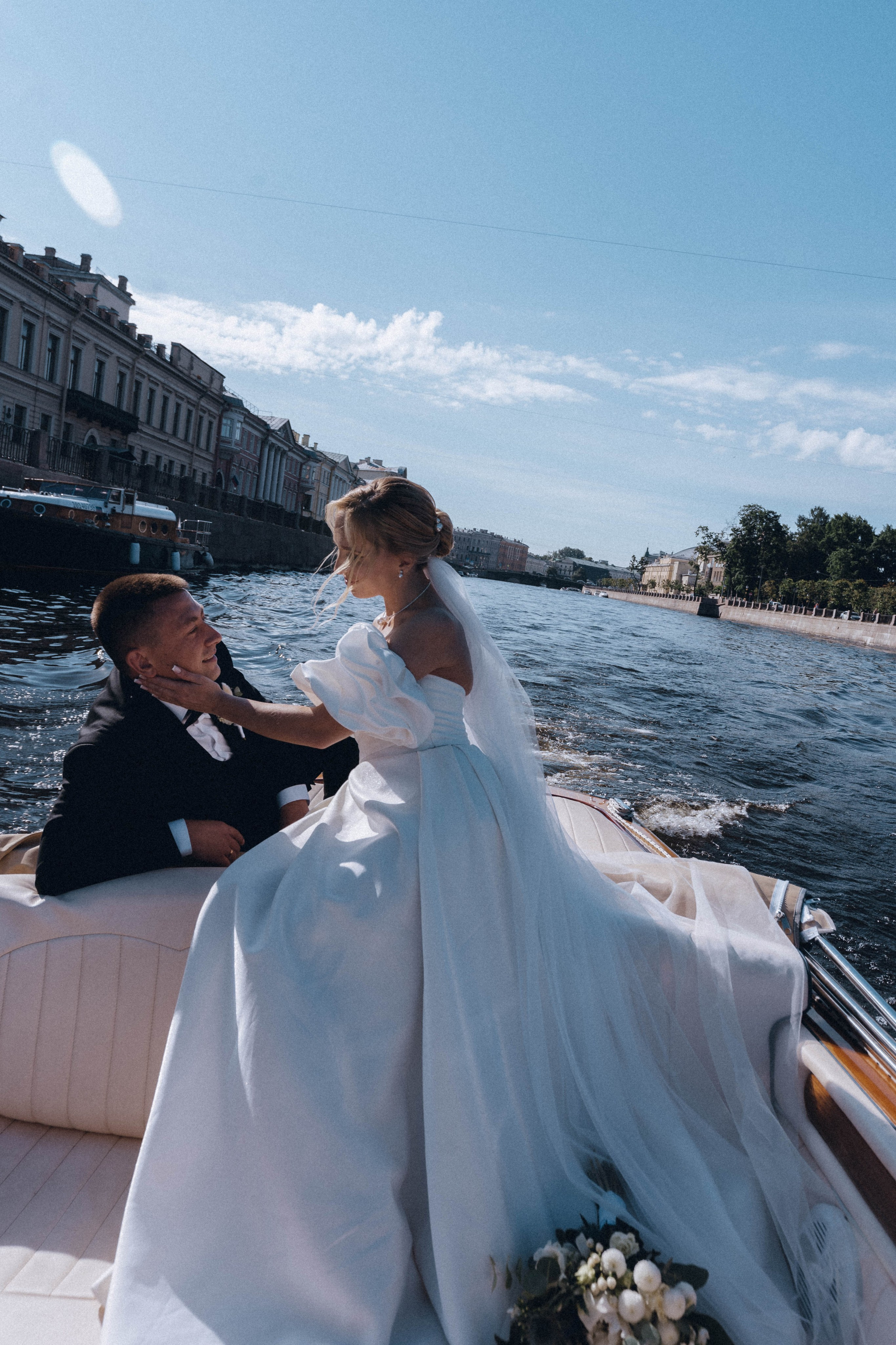 СВАДЕНБНАЯ СЬЕМКА НА КАТЕРЕ ПО КАНАЛАМ САНКТ-ПЕТЕРБУРГА И В АКВАТОРИИ НЕВЫ. Профессиональный фотограф, Санкт-Петербург — Виктория Богомолова