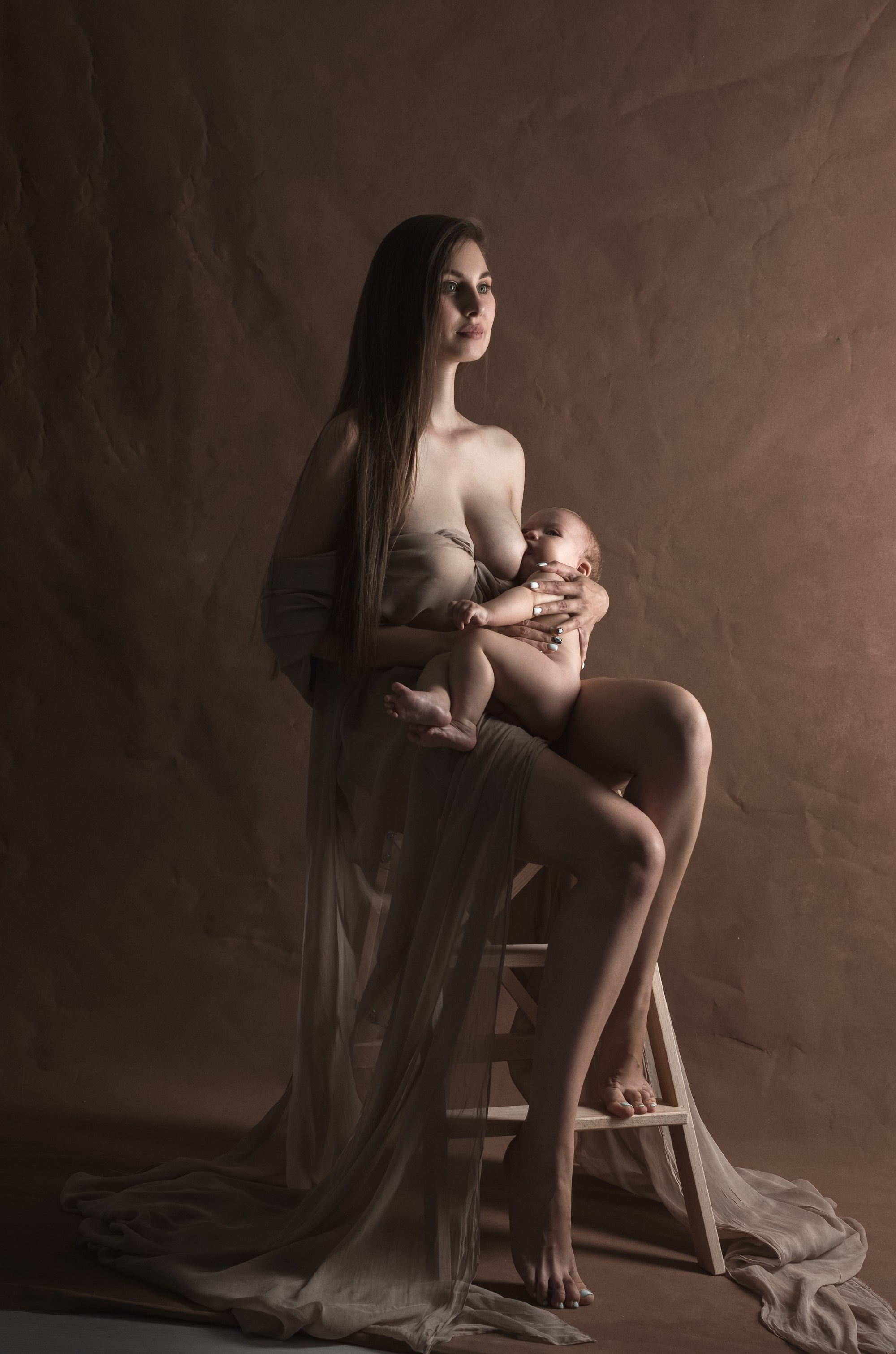 фотосессия матери и ребенка, фотосессия материнства в Тамбове, фотосъемка в стиле минимализм и без одежды матери и ребенка в фотостудии, фото мамы и малыша, портрет материнской любви, поцелуй матери, красивое фото матери и ребенка, объятия матери, мамины руки на фото, фотография красивой женщины с ребенком на руках, фотосессия семейная в Тамбове, детская и семейная фотосессия , мама и ребенок на фоне в фотостудии, ребенок на руках у мамы, красивое платье на фотографии матери и ребенка, красивое материнство, кормящая ребенка мама, кормящая грудью ребенка мать, фотография кормящей женщины с ребенком на руках