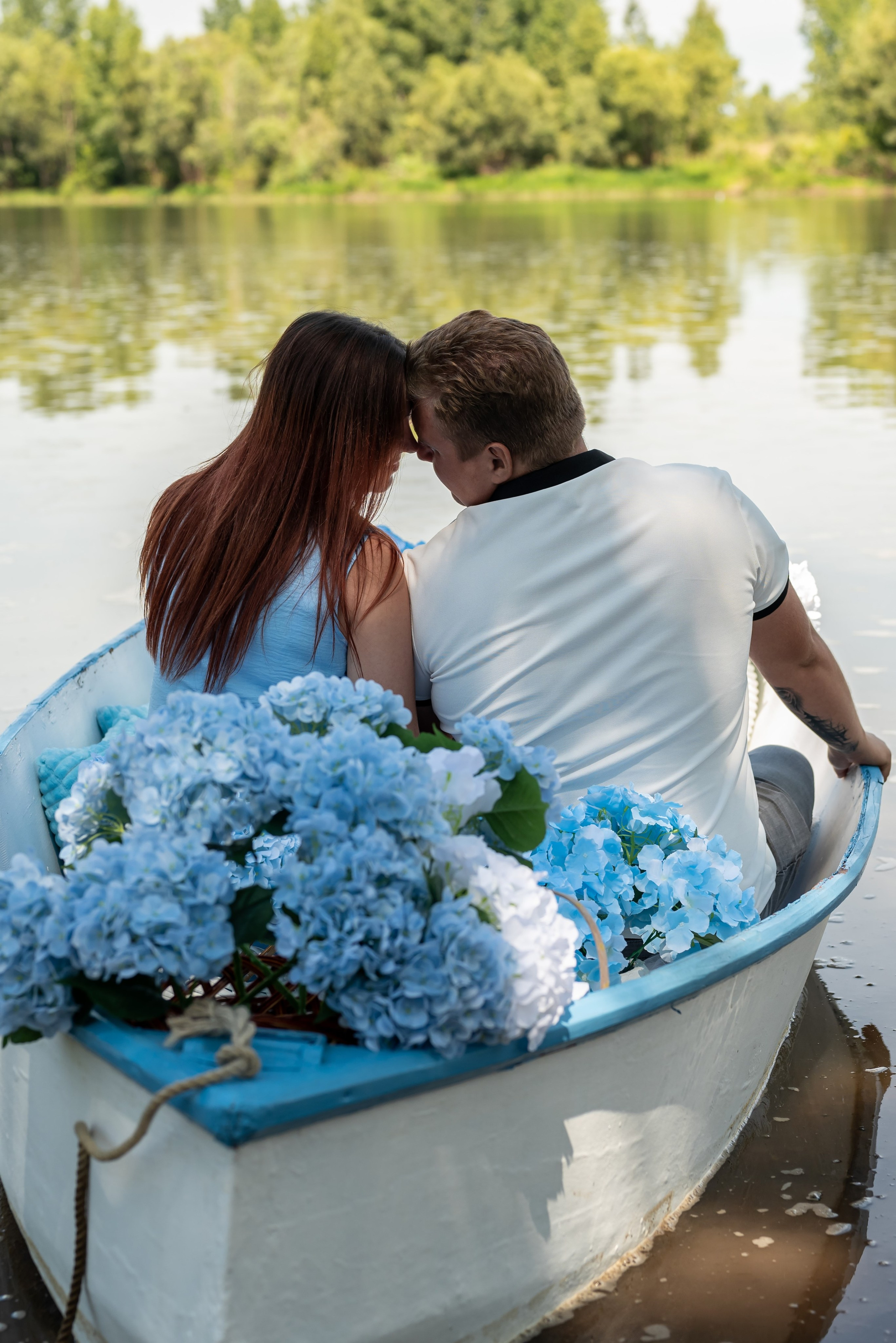 Фотопроект на лодке с голубыми гортензиями. Фотограф в городе Салават