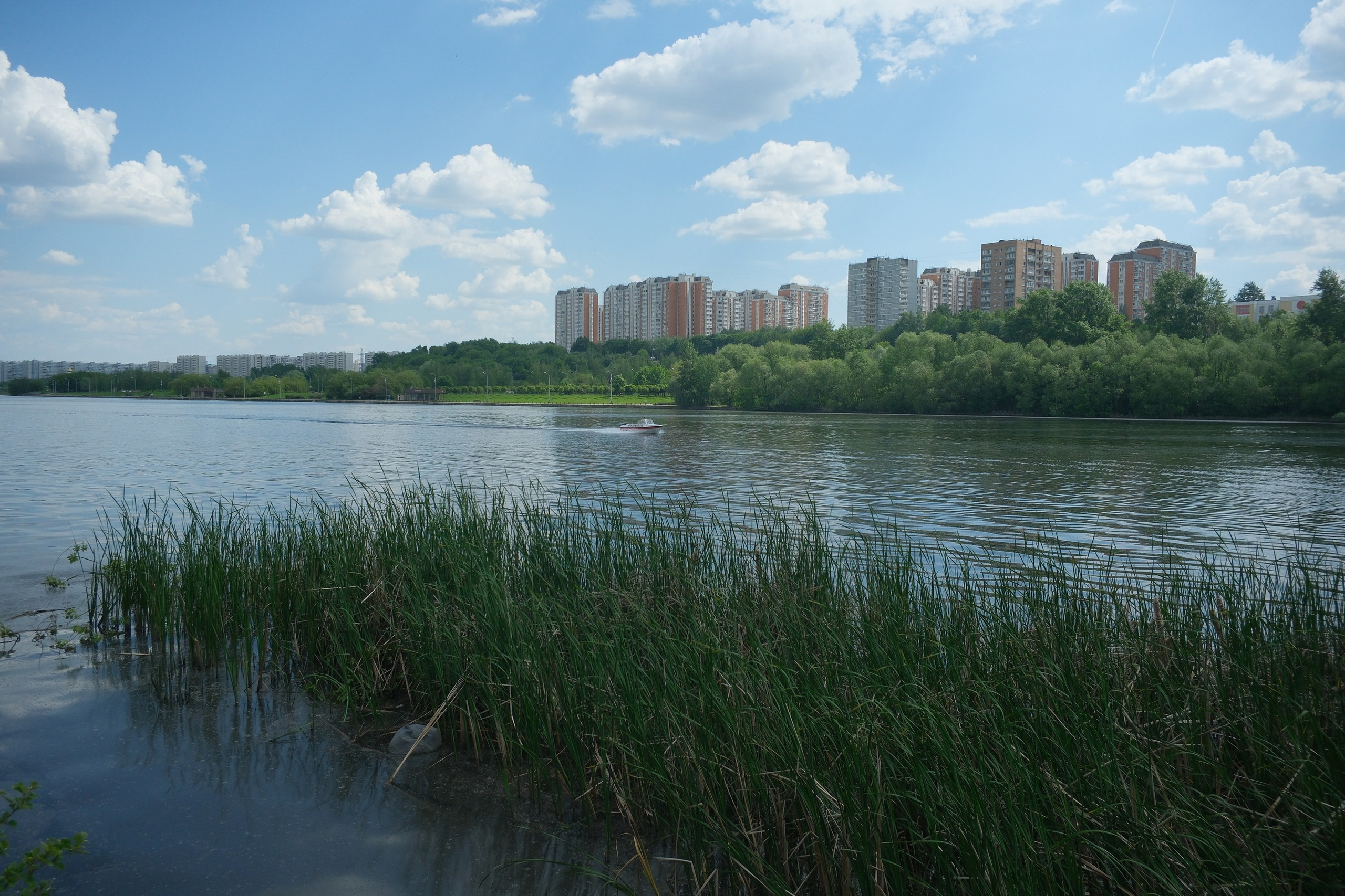Парк 850 лет Москве. Снято на Voigtlander 18/2,8 Color-scopar. Улица, люди, жизнь…