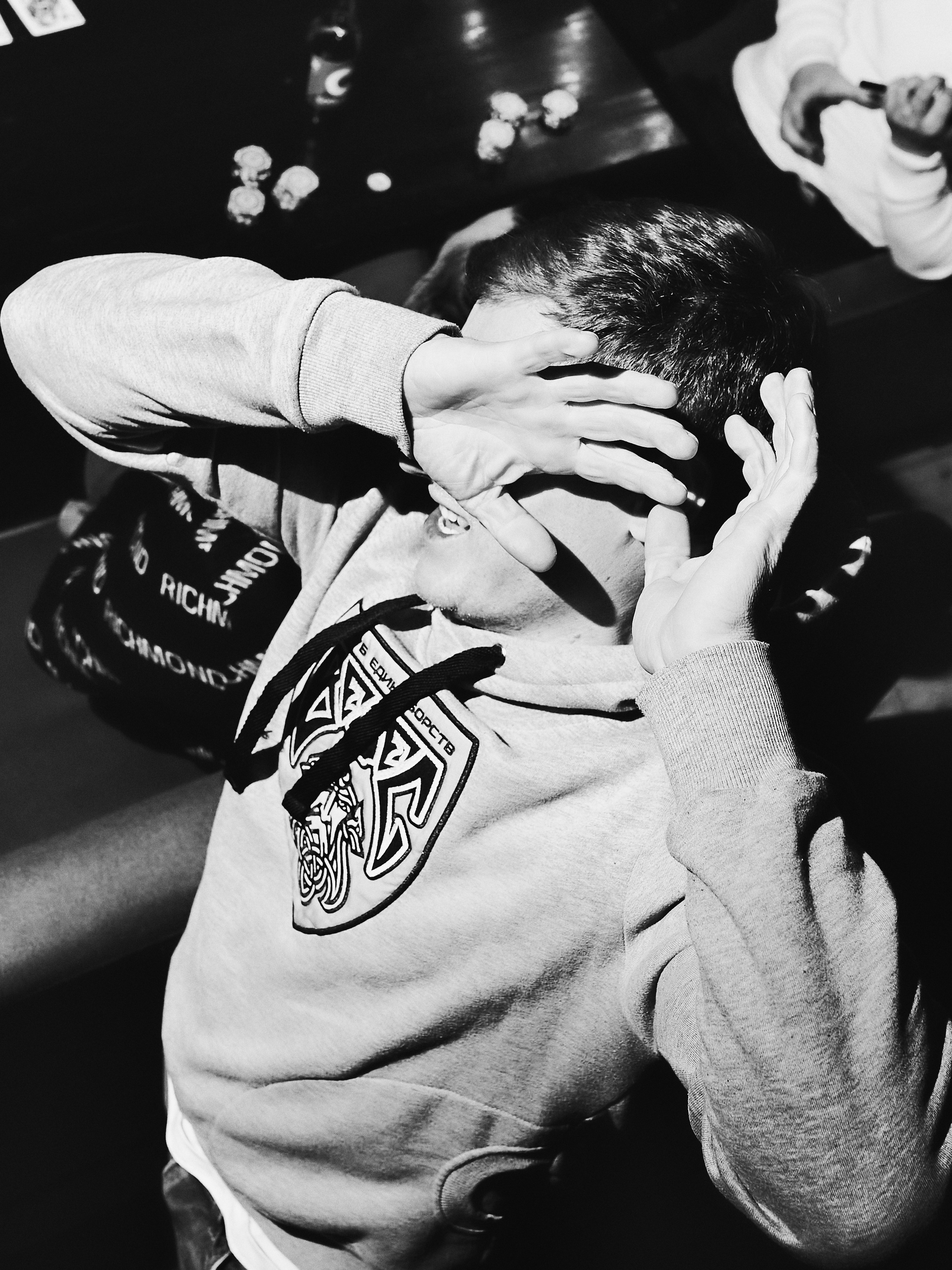 Группа танцоров, синее освещение, живое событие фотография