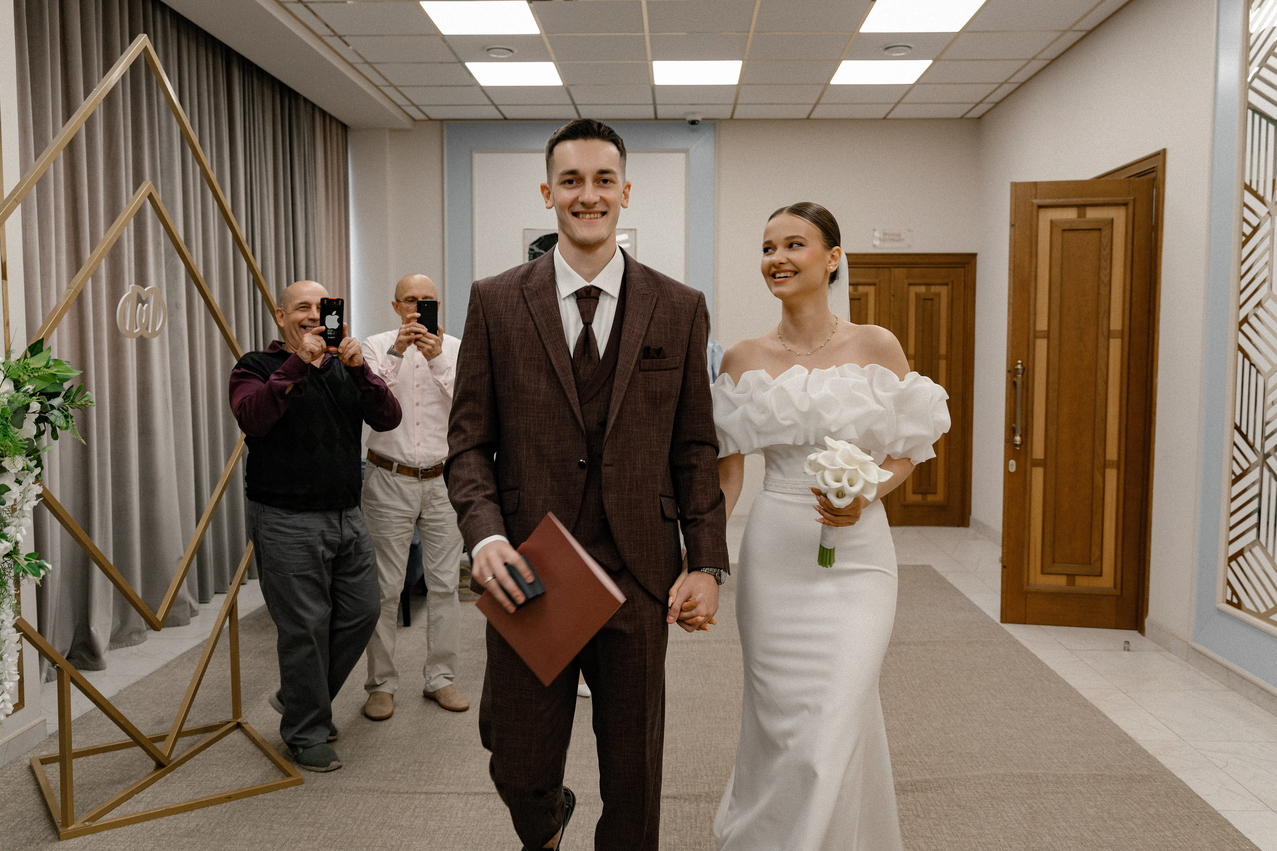 Свадебная фотосессия в Бутырском ЗАГС (Дворец Бракосочетания № 4) и прогулка в отеле Solux (Солюкс)