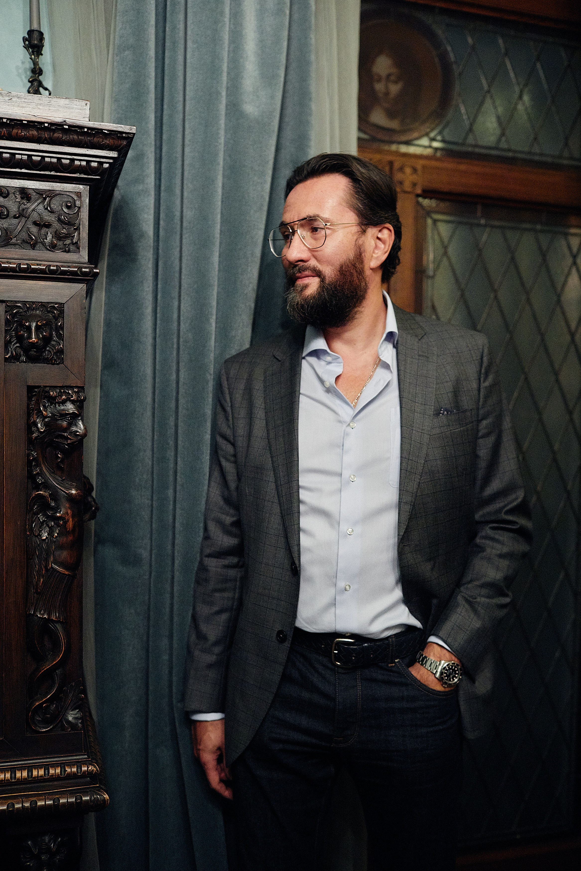 Никас Сафронов — экскурсия по дому. Репортажный фотограф в Москве Константин Дерягин