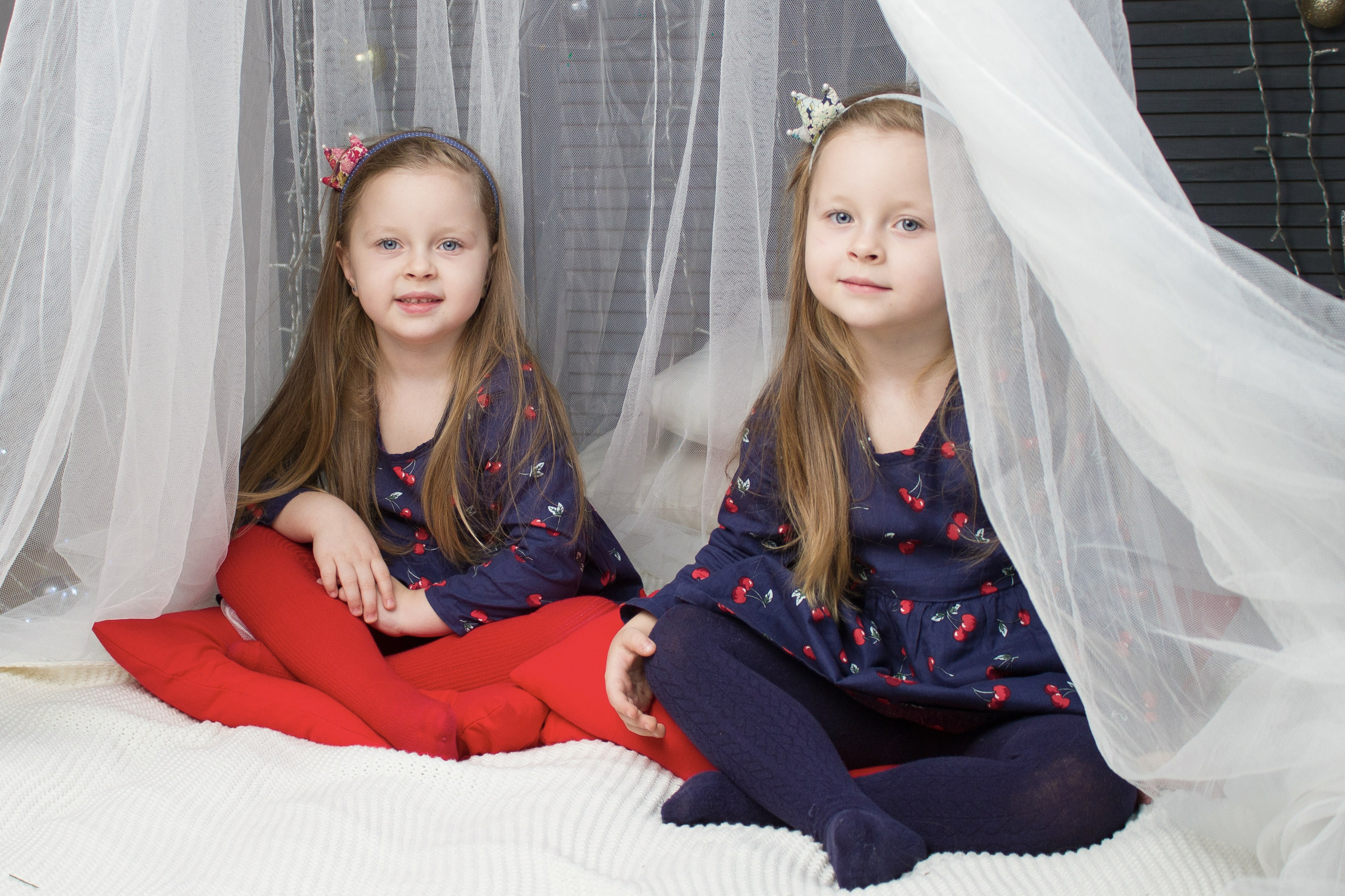 Фотосессия близняшек в студии. Школьные выпускные альбомы в Москве Марина Николаева