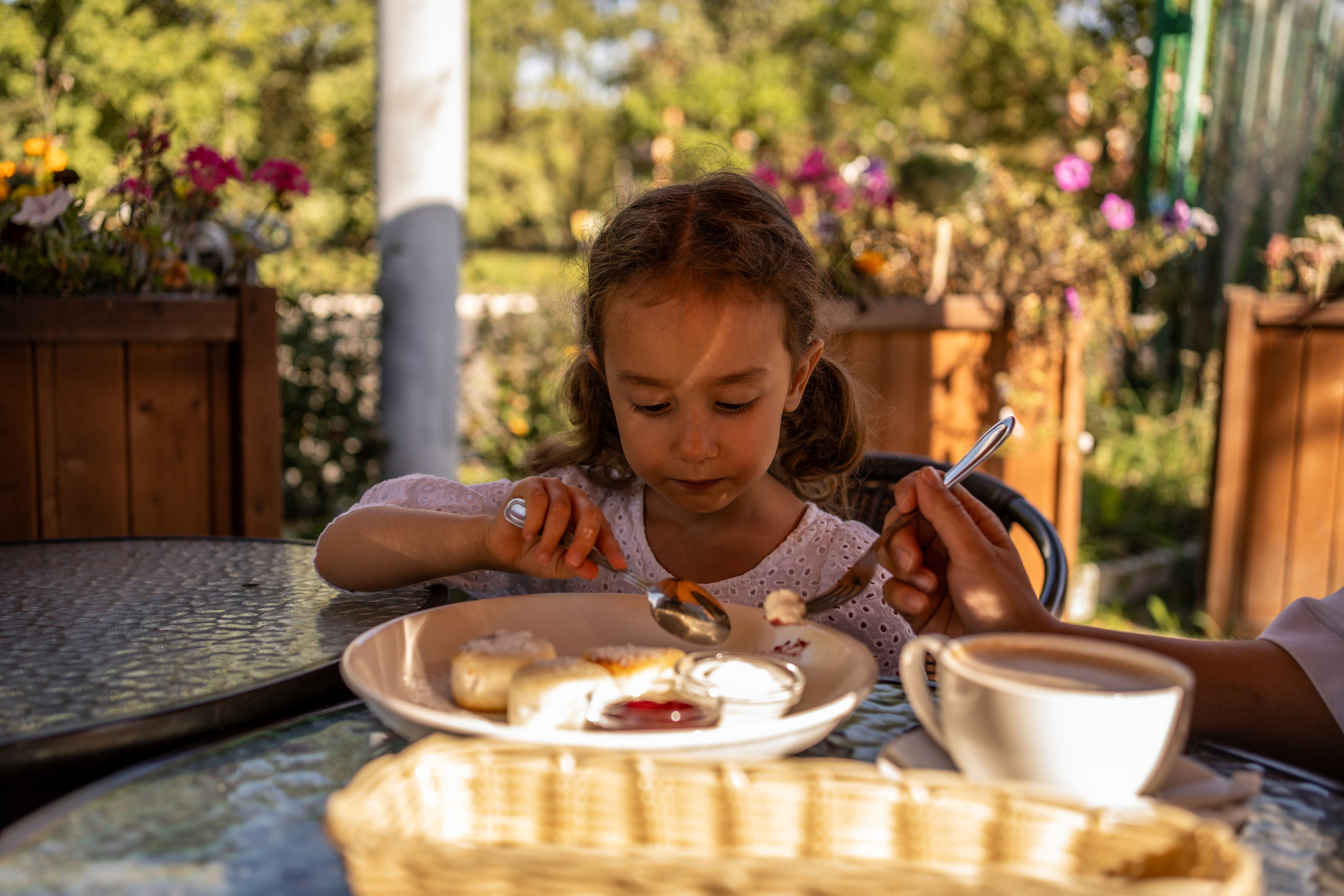 Маленькая девочка за столом в кафе