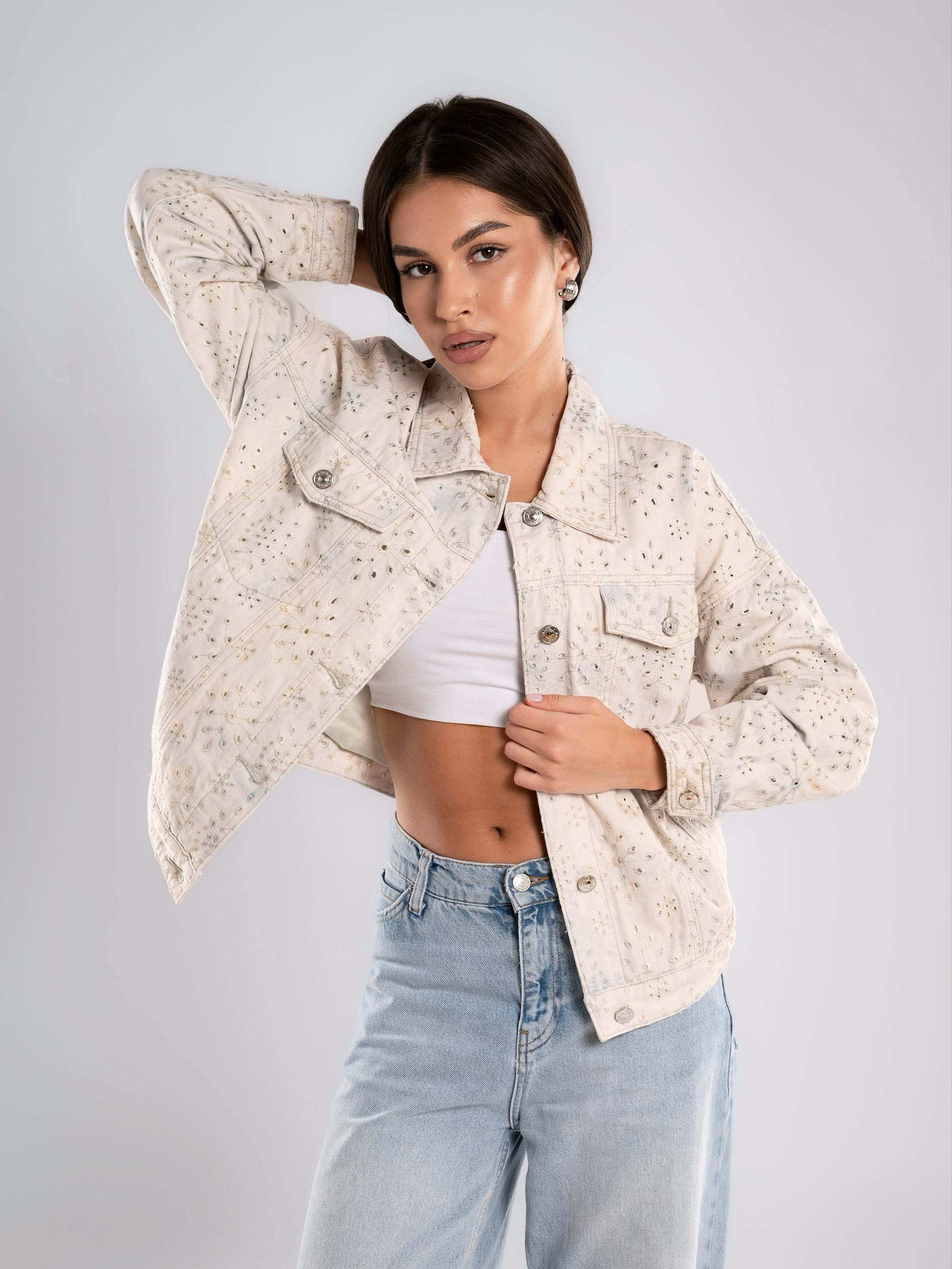 Джинсовые куртки на 2х моделях. Предметный фотограф, фото для маркетплейсов Пятигорск, КМВ